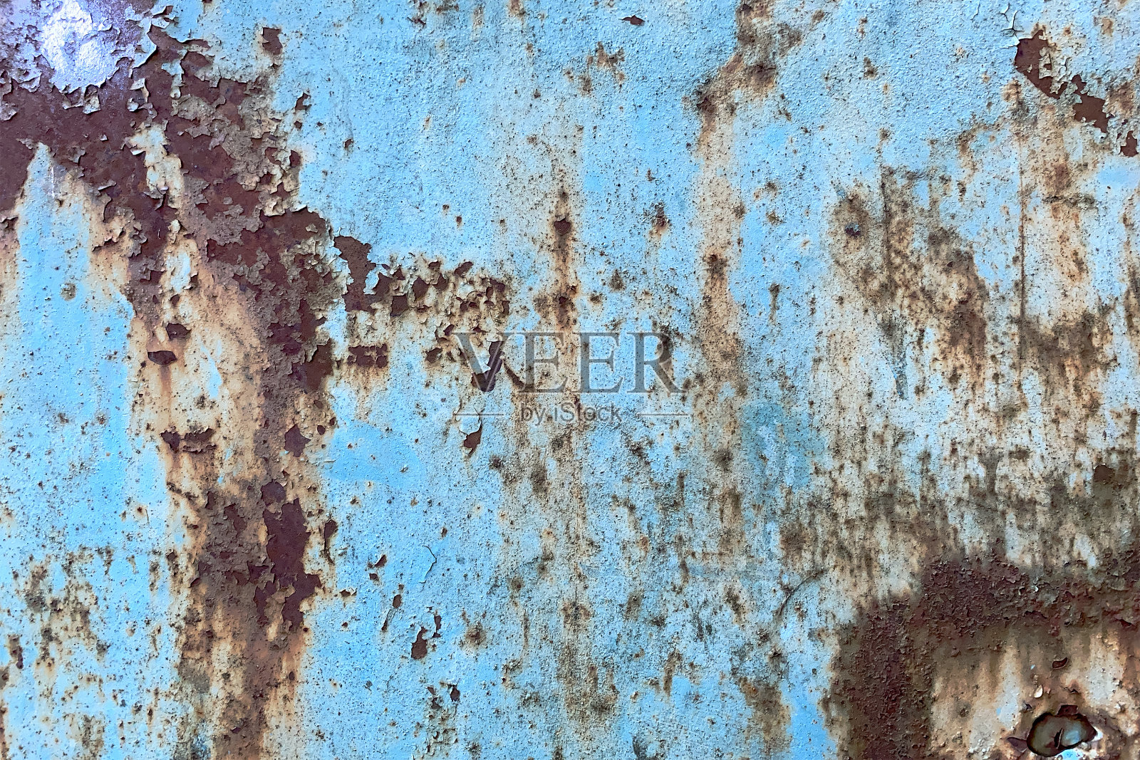 损坏旧漆剥落蓝色背景生锈的金属平托盘。老化金属表面的油漆开裂。特写镜头。照片摄影图片