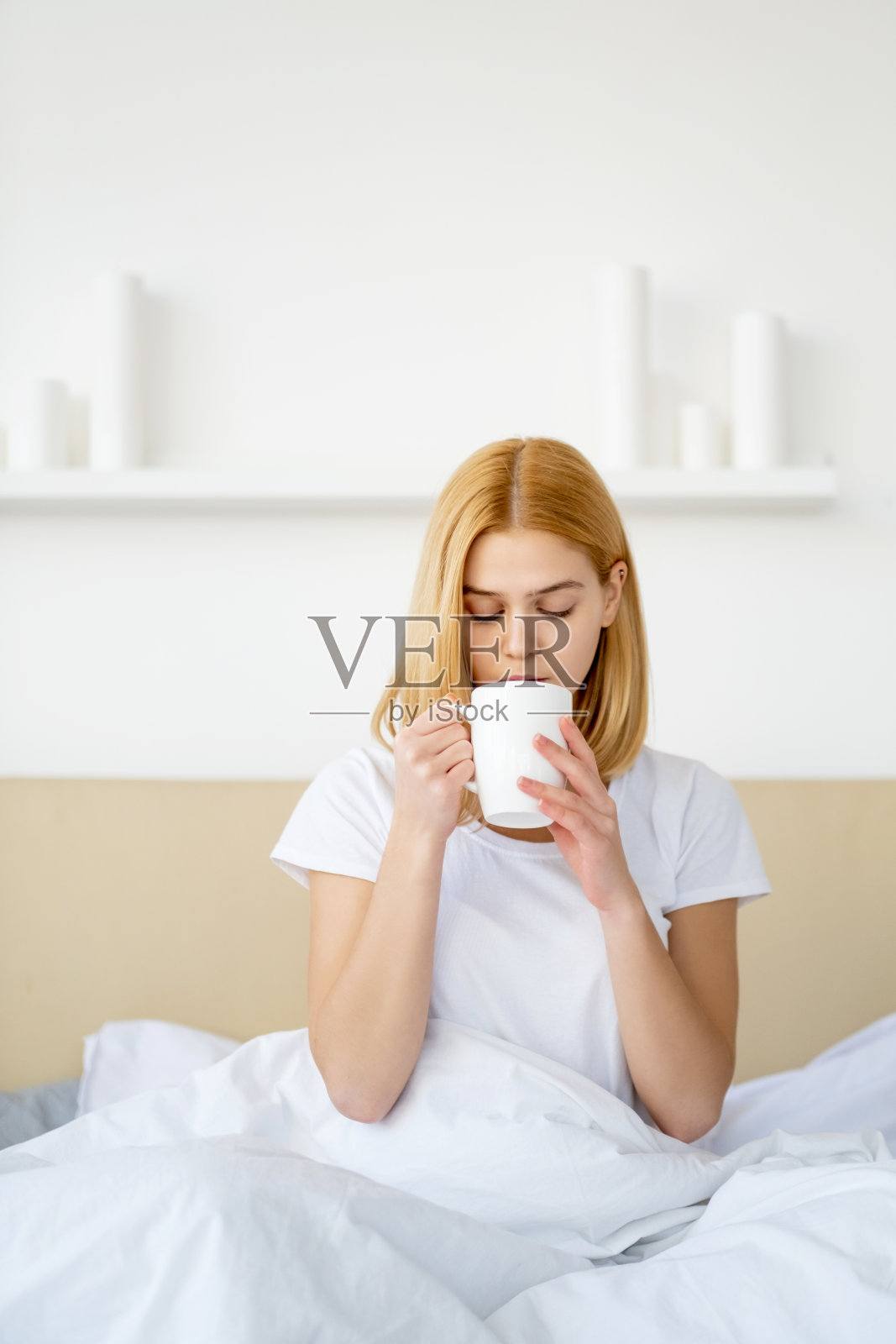 早上，咖啡，睡觉，闲暇，星期天，女人，床照片摄影图片