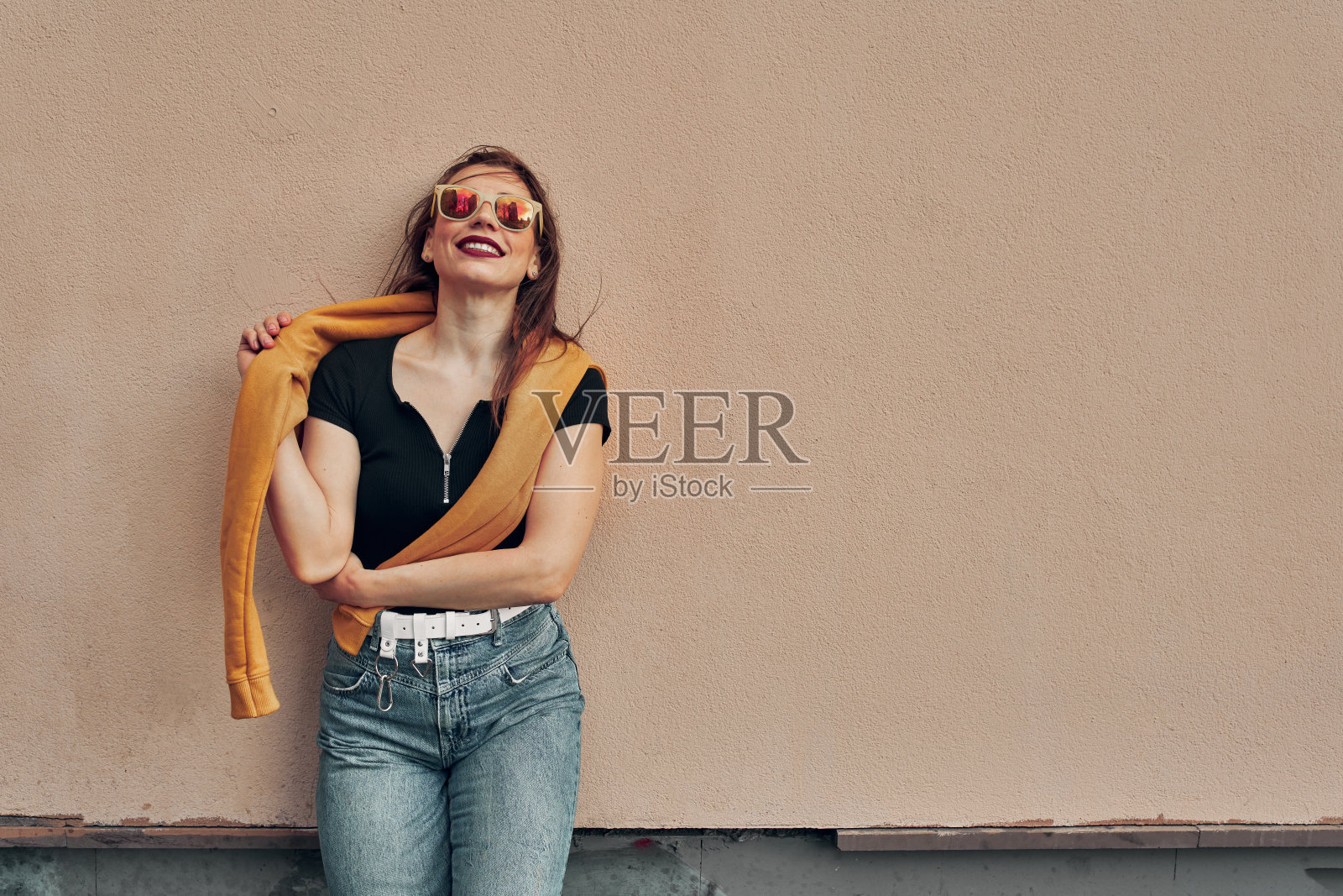 夏天的背景。美丽的年轻女孩在彩色背景。城市的位置照片摄影图片