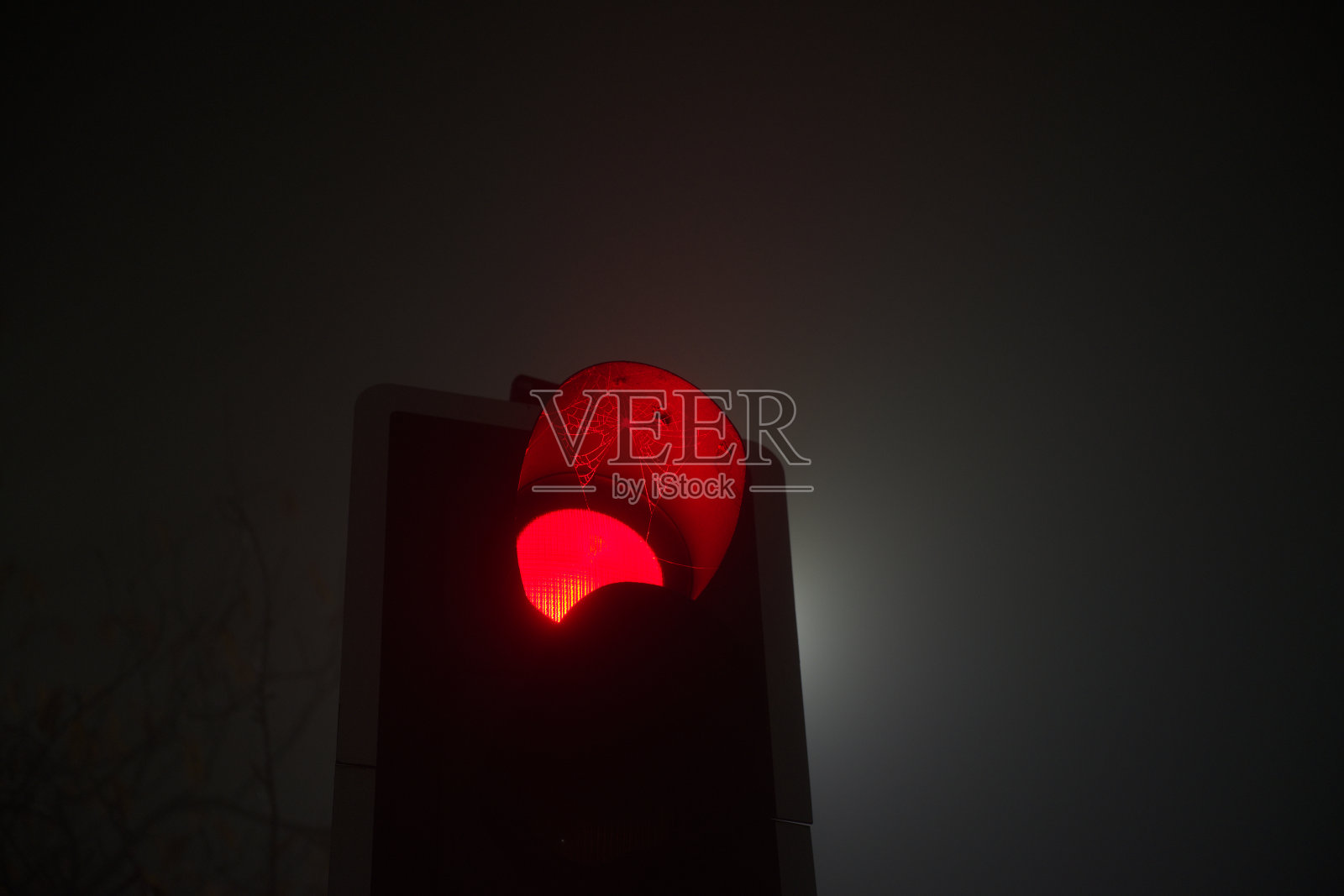 在夜晚的大雾中，英国的红绿灯亮起红灯，表示停车照片摄影图片