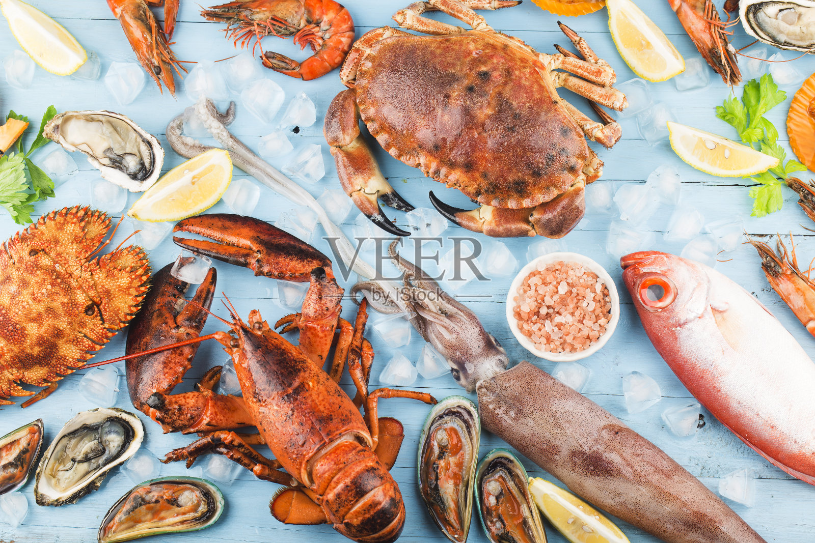海鲜晚餐，以新鲜的龙虾、螃蟹、贻贝、牡蛎为背景照片摄影图片