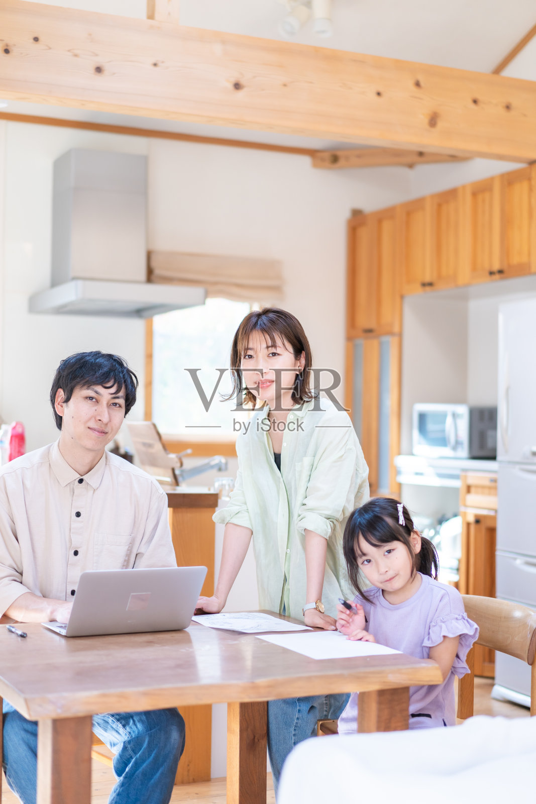 一对夫妇和他们的孩子远程工作照片摄影图片