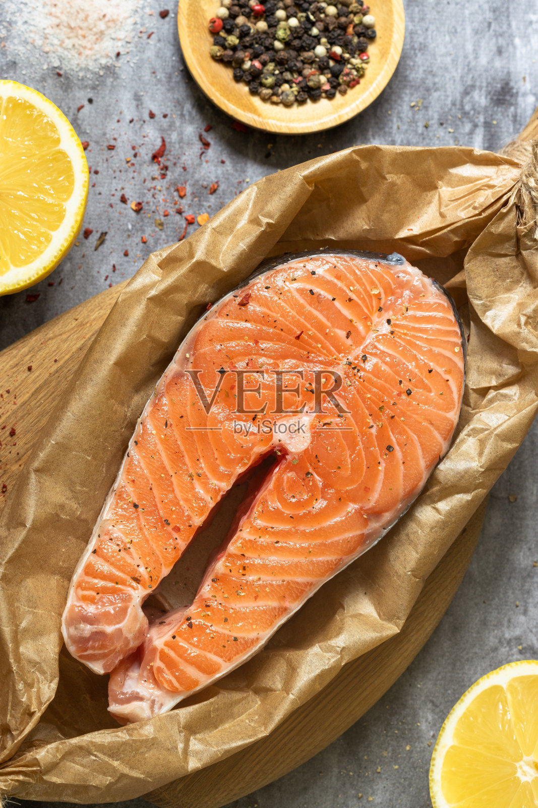 生鲑鱼牛排在黑暗的背景照片摄影图片