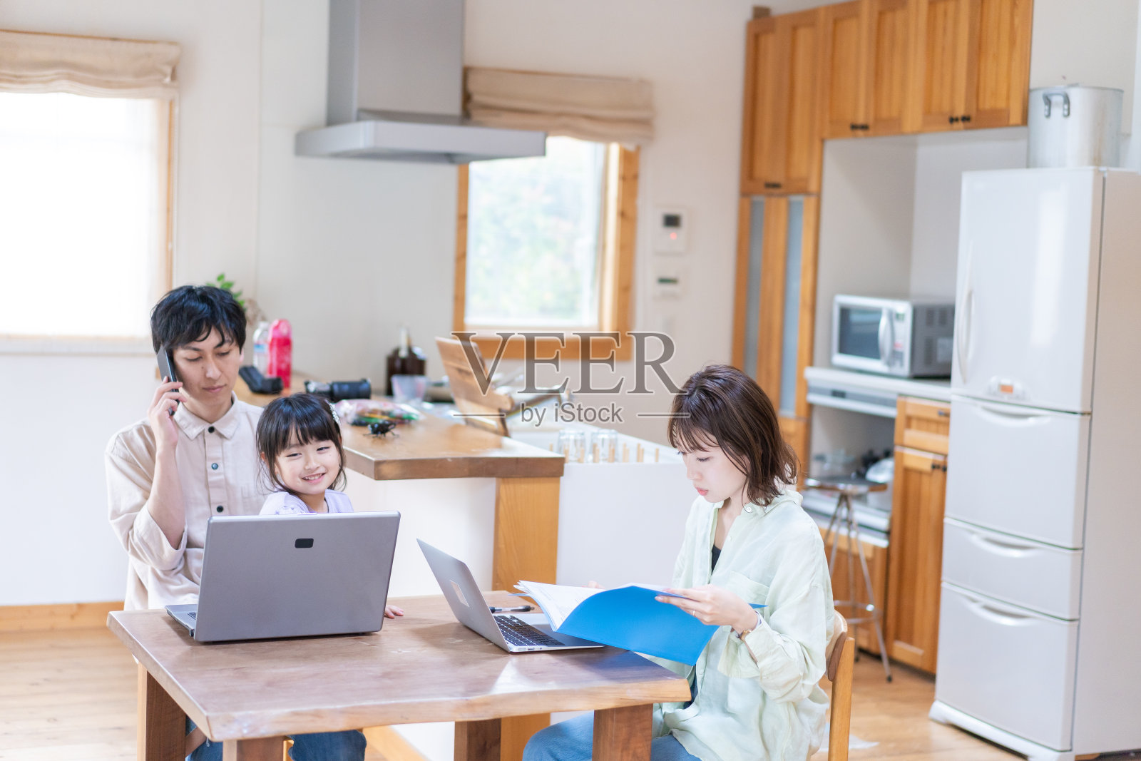 一对夫妇和他们的孩子远程工作照片摄影图片