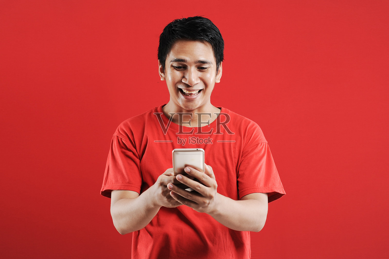 快乐的亚洲人在手机上阅读新文本照片摄影图片