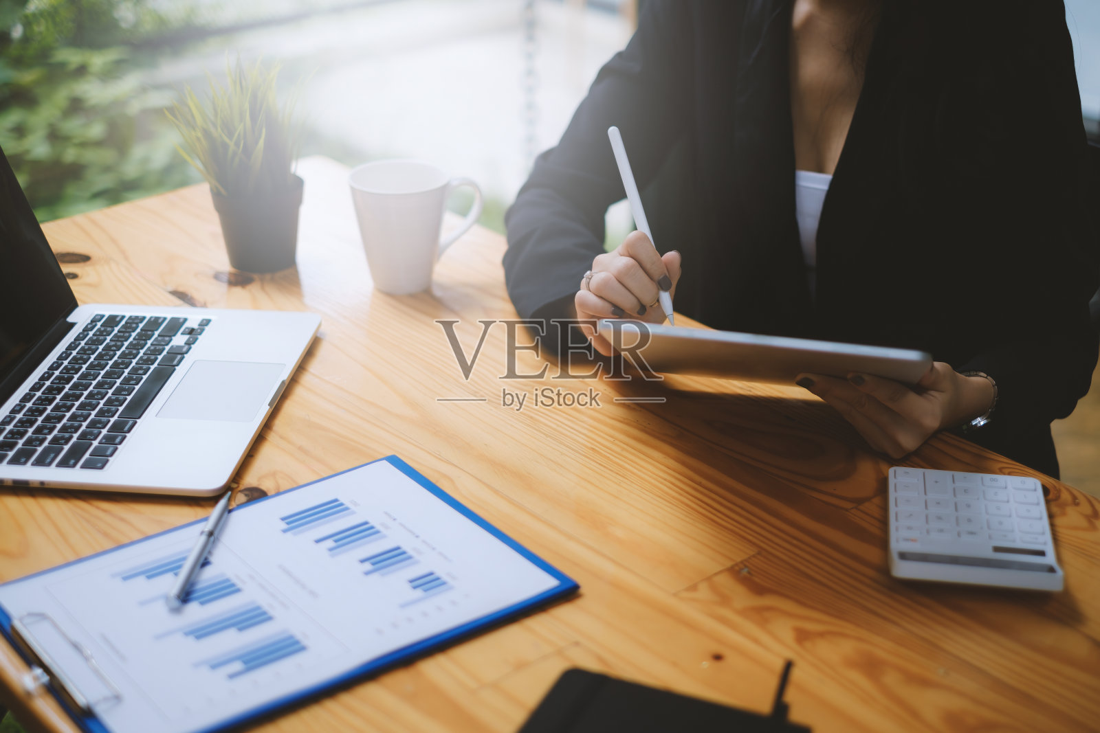 女商人分析财务图表以便作出安排。商业基金的投资概念。照片摄影图片