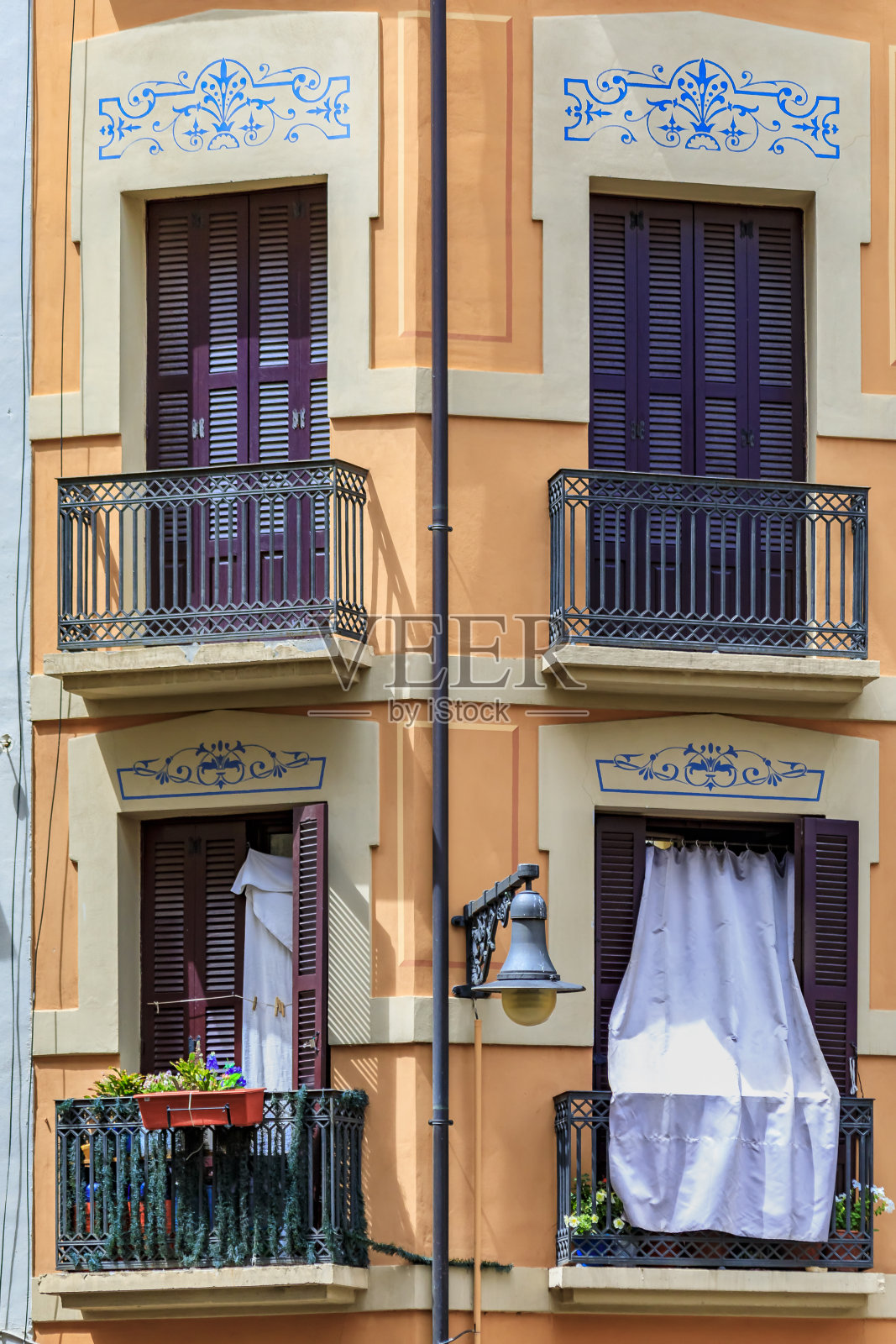 西班牙潘普洛纳，以奔牛而闻名的小镇照片摄影图片