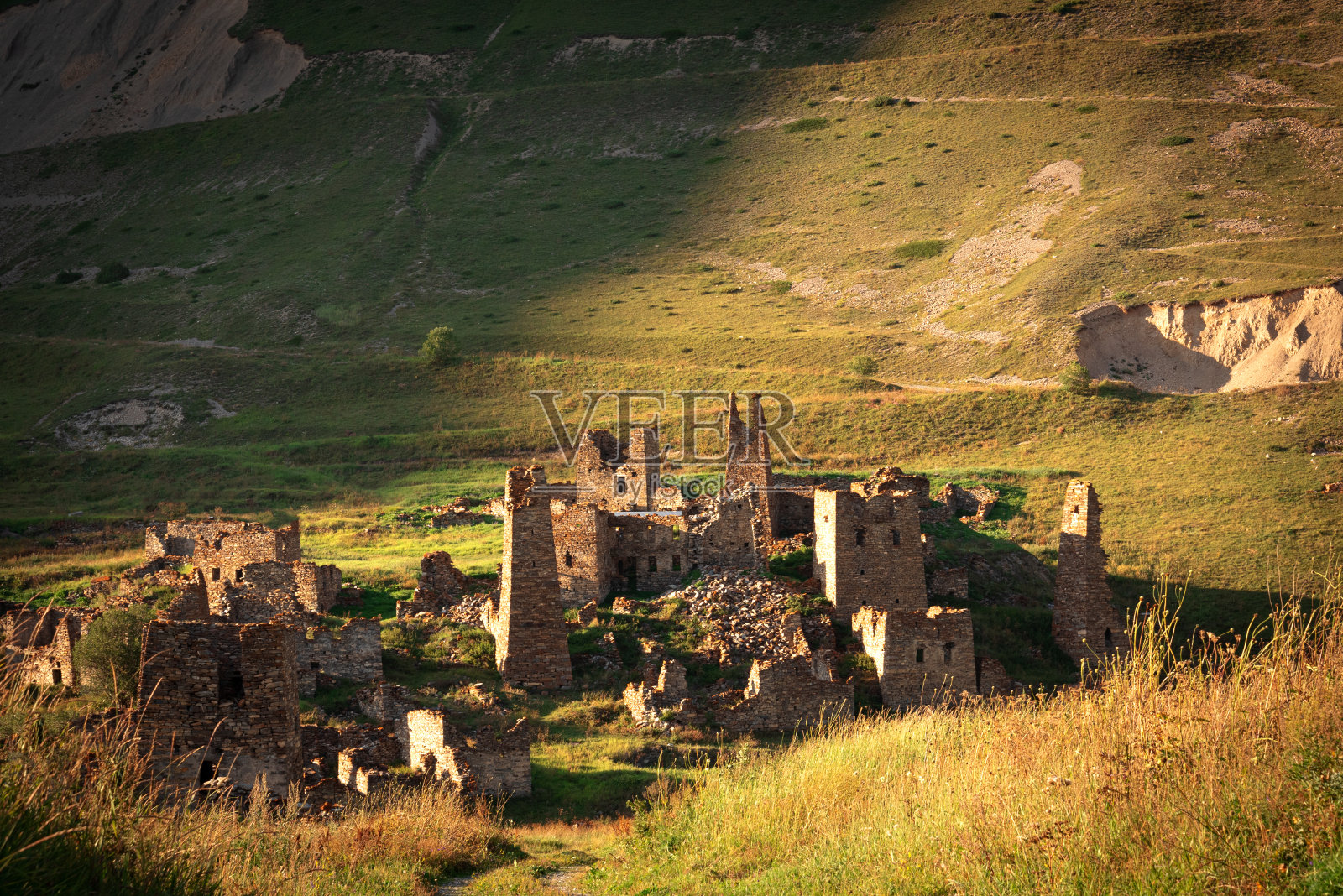 群山映衬下的古代防御塔的遗迹照片摄影图片