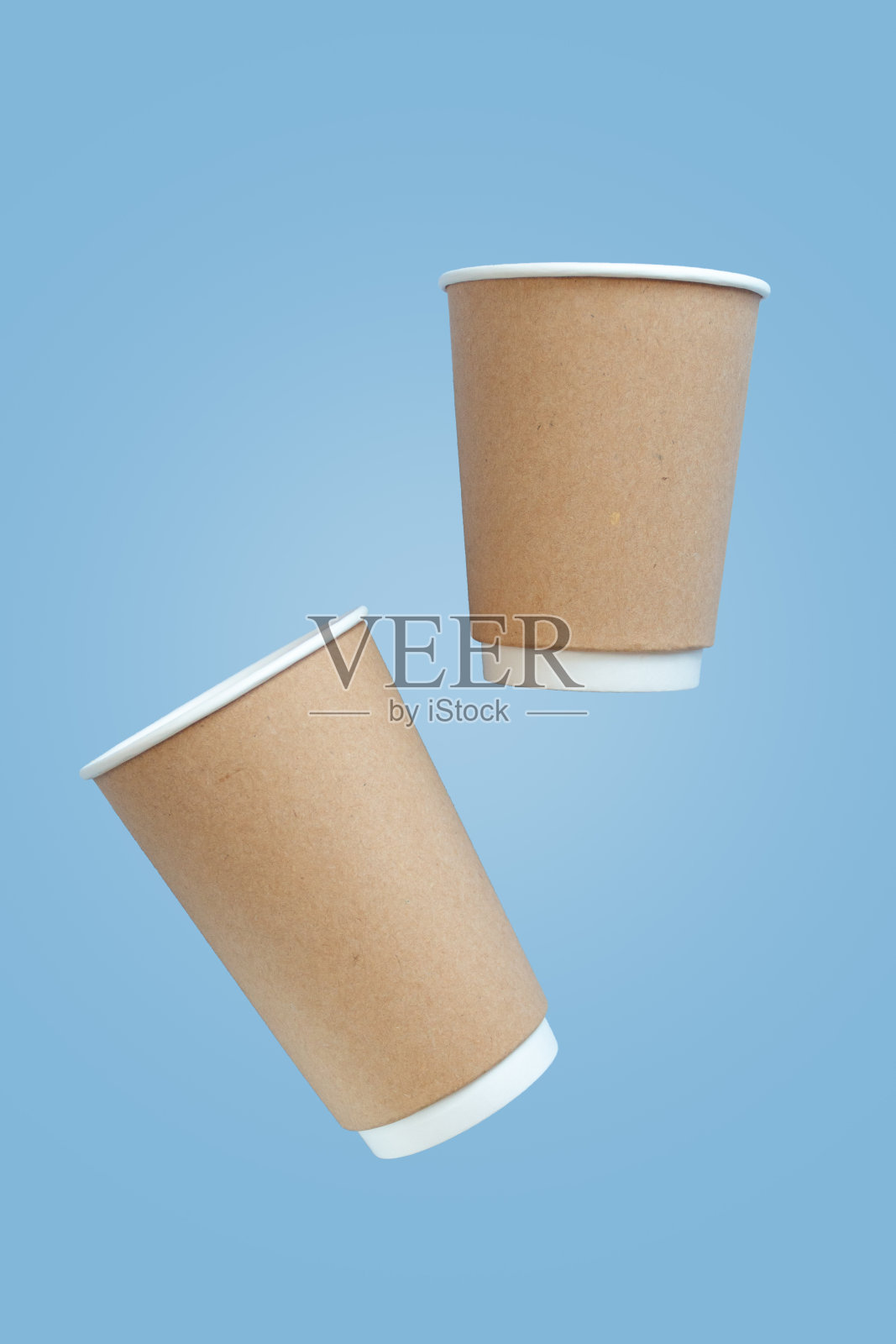 空纸杯以蓝色为背景照片摄影图片