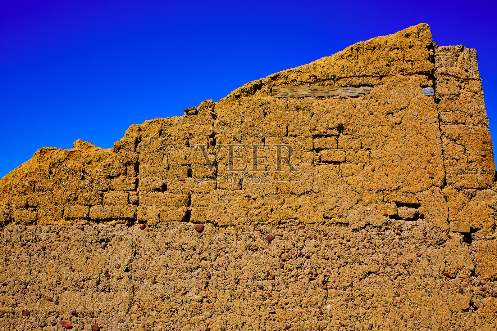 圣詹姆斯路在帕伦西亚土坯泥墙。卡米诺·德·圣地亚哥照片摄影图片