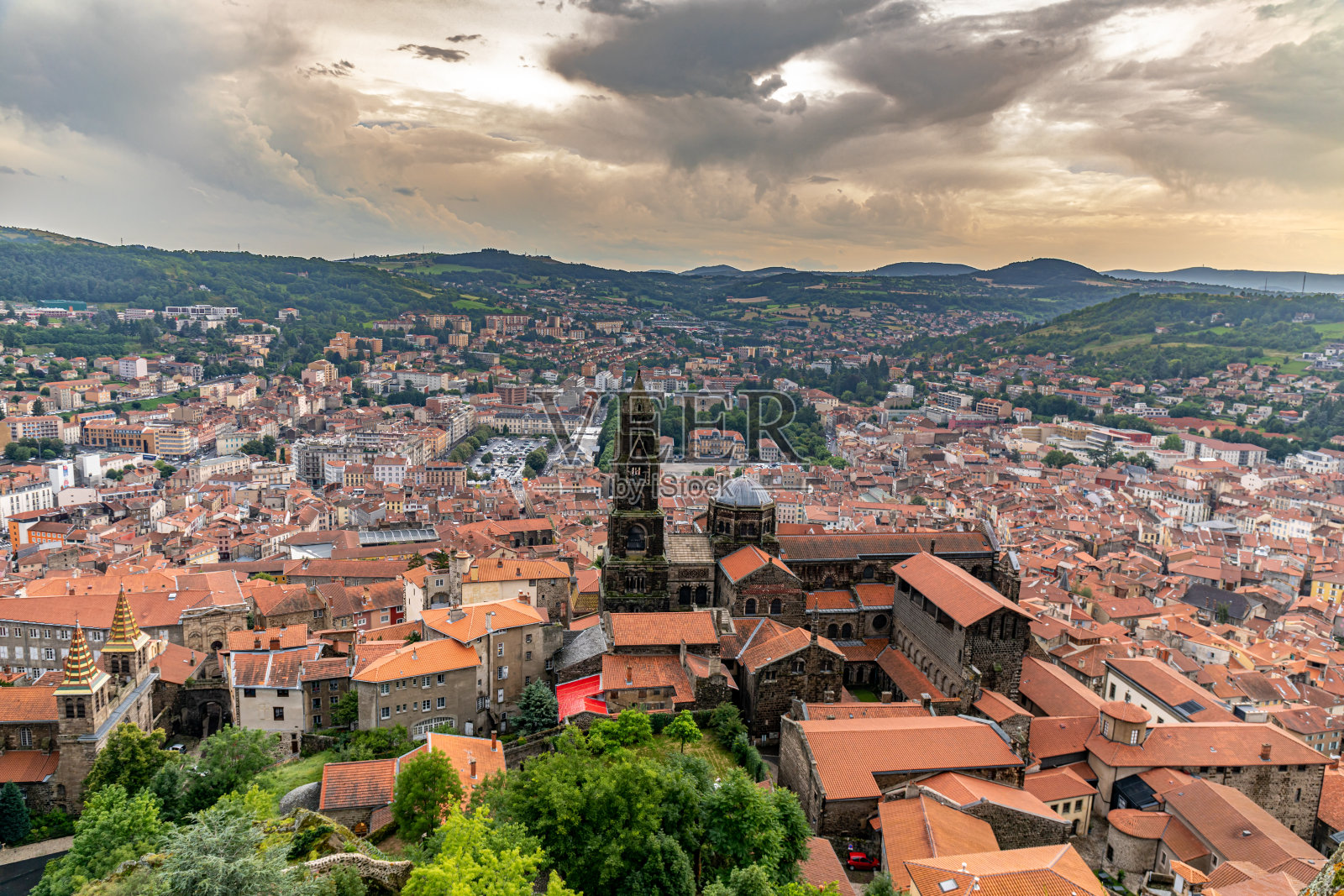法国中部山丘和城市照片摄影图片