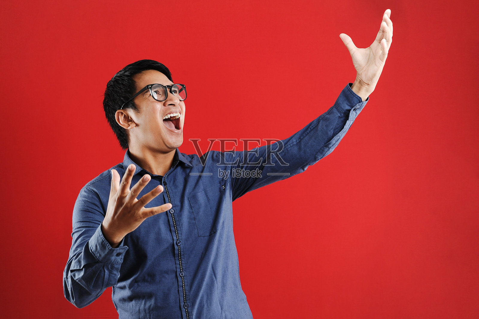 年轻的亚洲人高兴和兴奋的表达胜利的姿态。成功和庆祝照片摄影图片