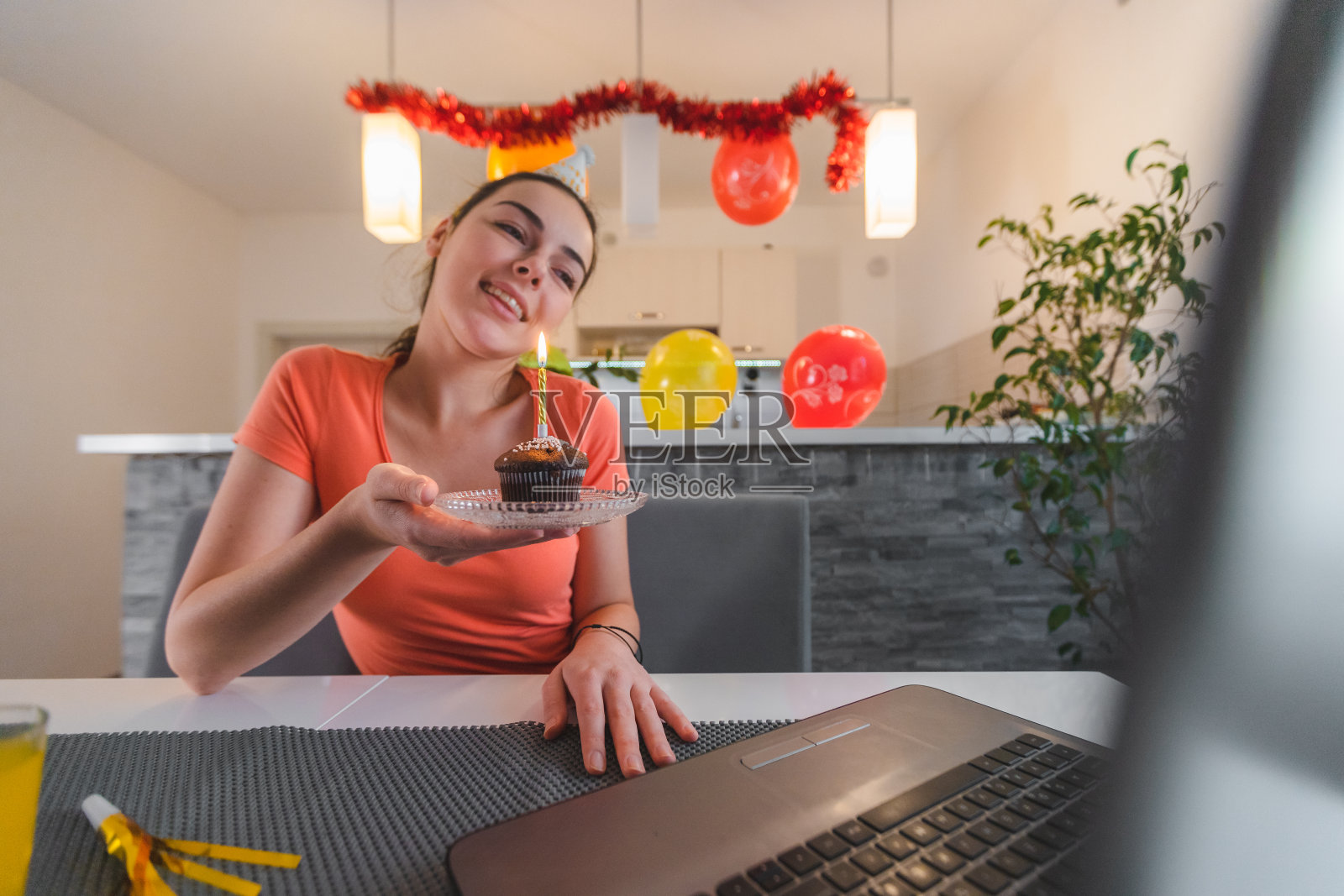 由于新冠疫情的限制，一名年轻女子和她自制的生日蛋糕在家中广角拍摄照片摄影图片