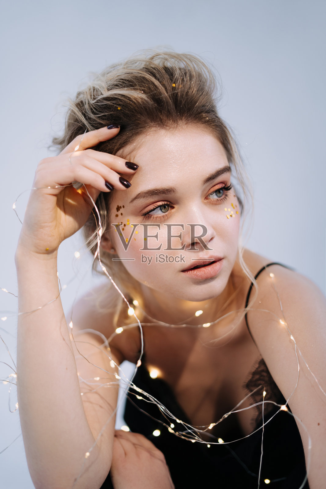 女孩与发光的花环看远特写照片摄影图片