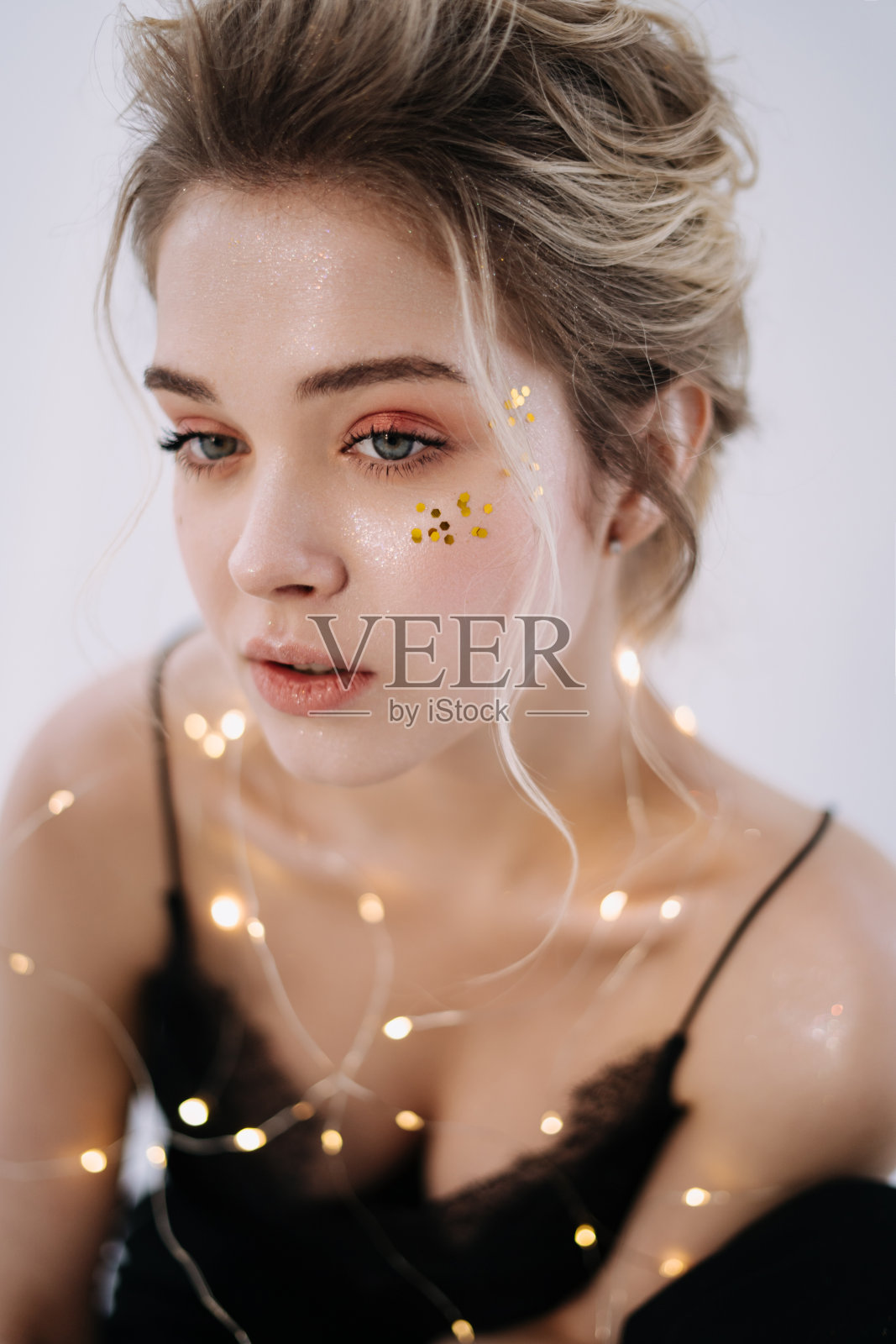 戴着发光花环的女人看向远方特写照片摄影图片