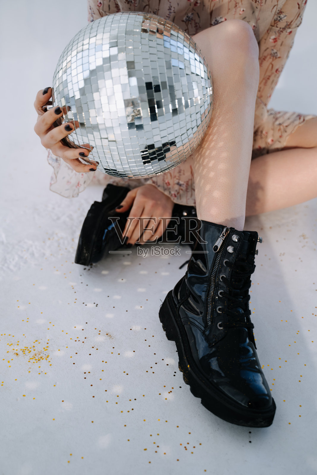 庆祝会迪斯科球抱女孩照片摄影图片