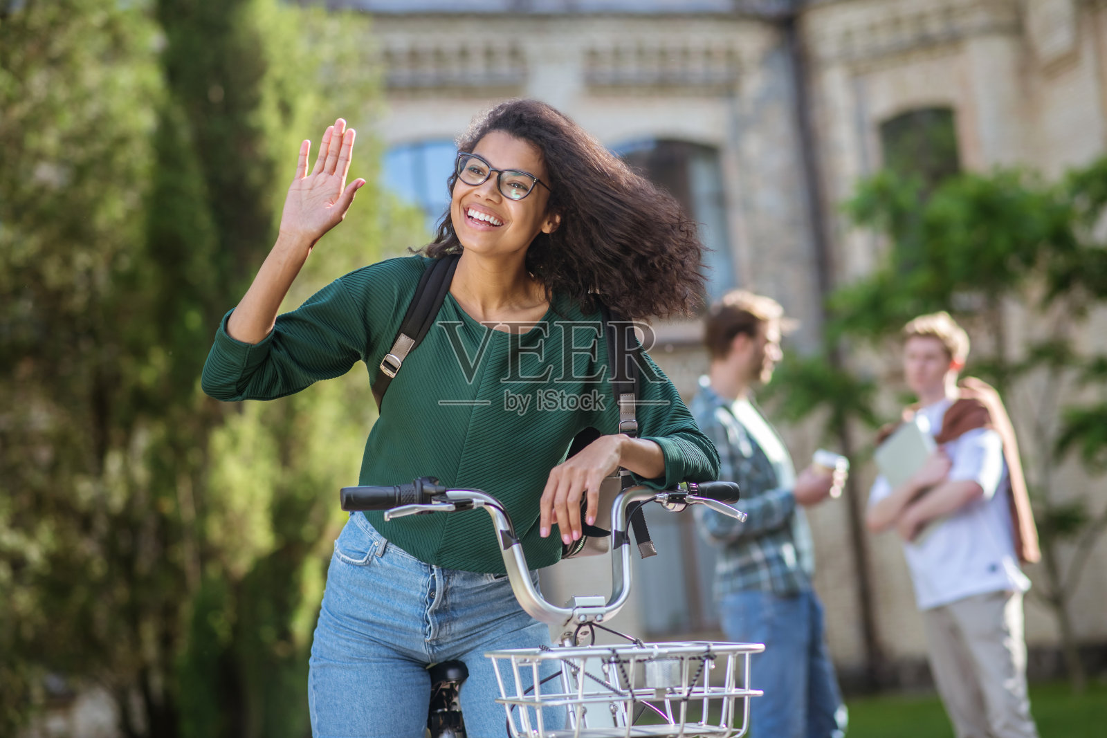 一个可爱的女孩骑着自行车在阳光明媚的日子感觉很好照片摄影图片