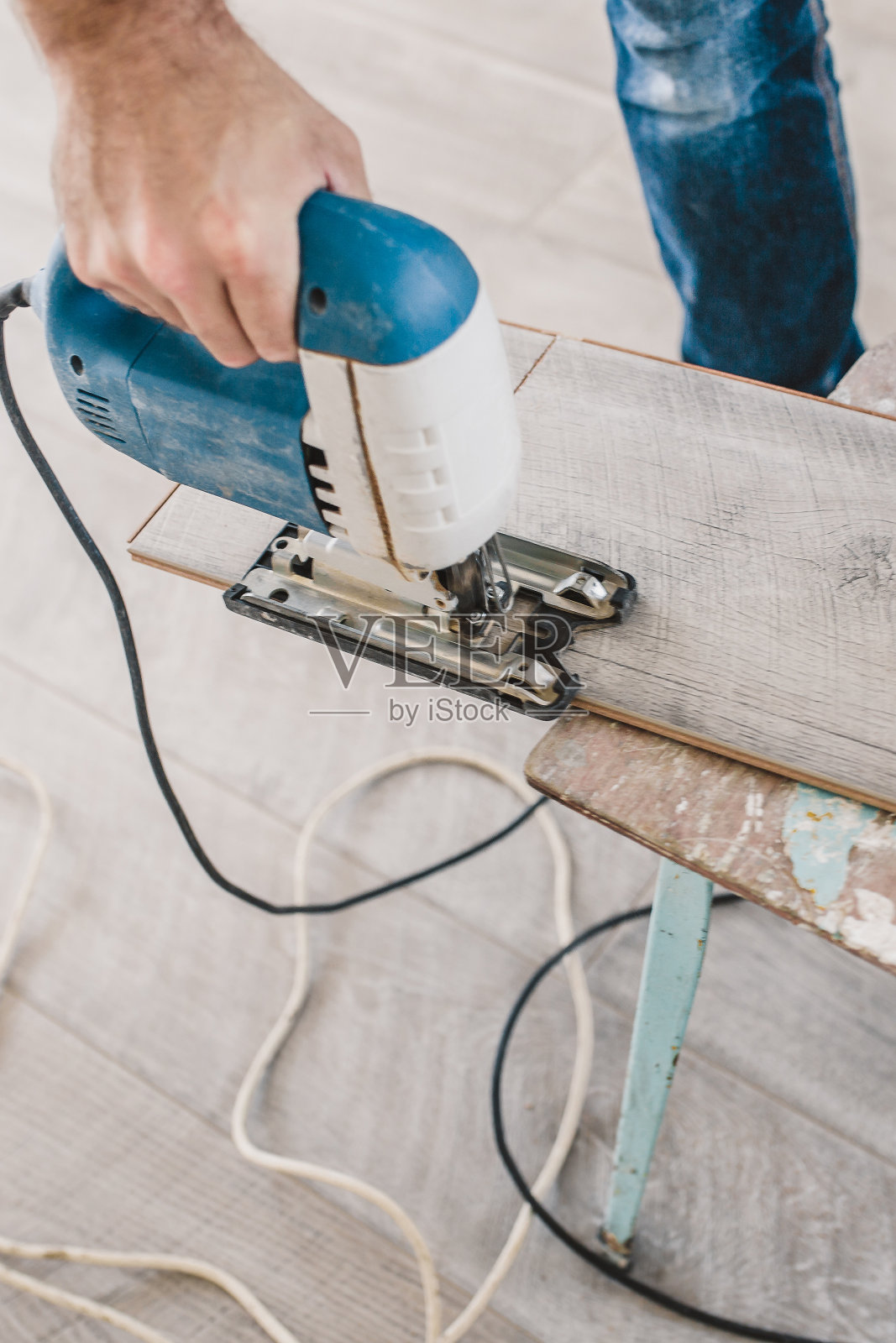 大师的手自信地用拼图切割层压板照片摄影图片