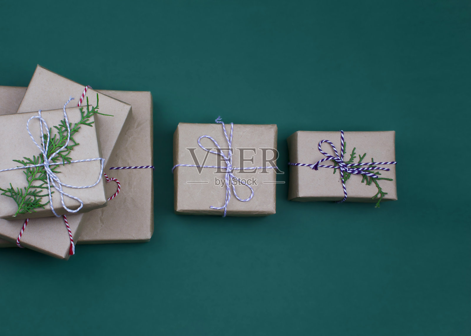 礼品盒在工艺包装纸上的圣诞节海蓝宝石背景与复制空间照片摄影图片