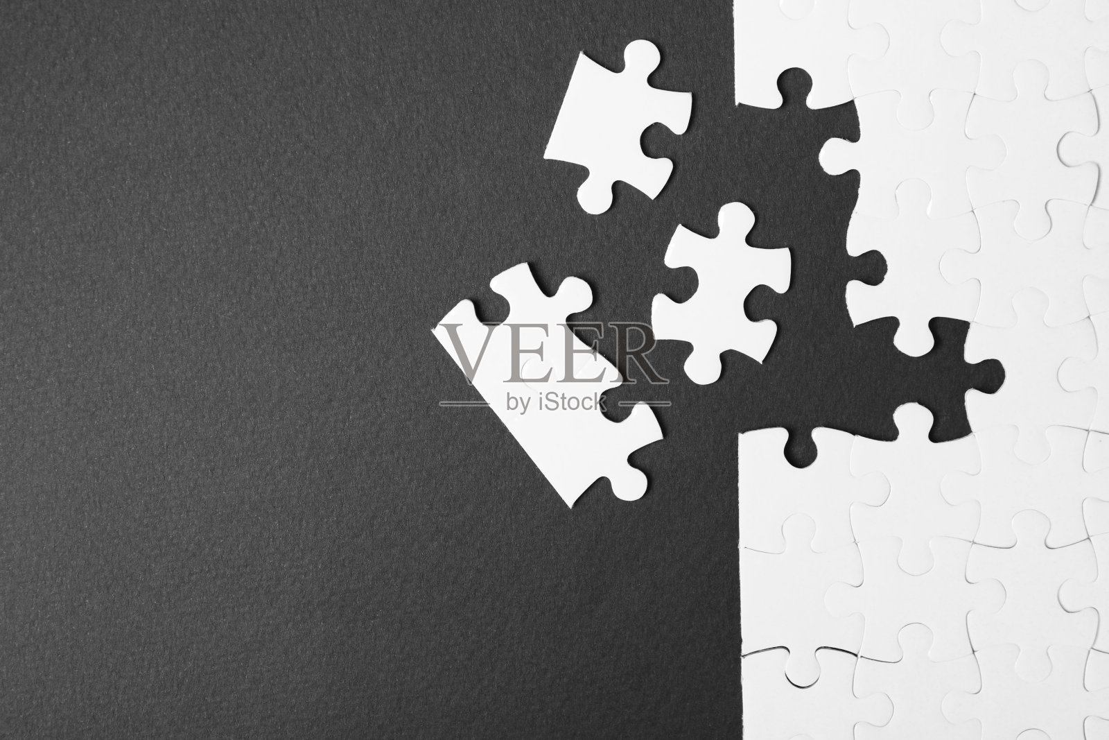 空白的白色拼图与分开的部分在黑色背景，平躺。空间的文本照片摄影图片