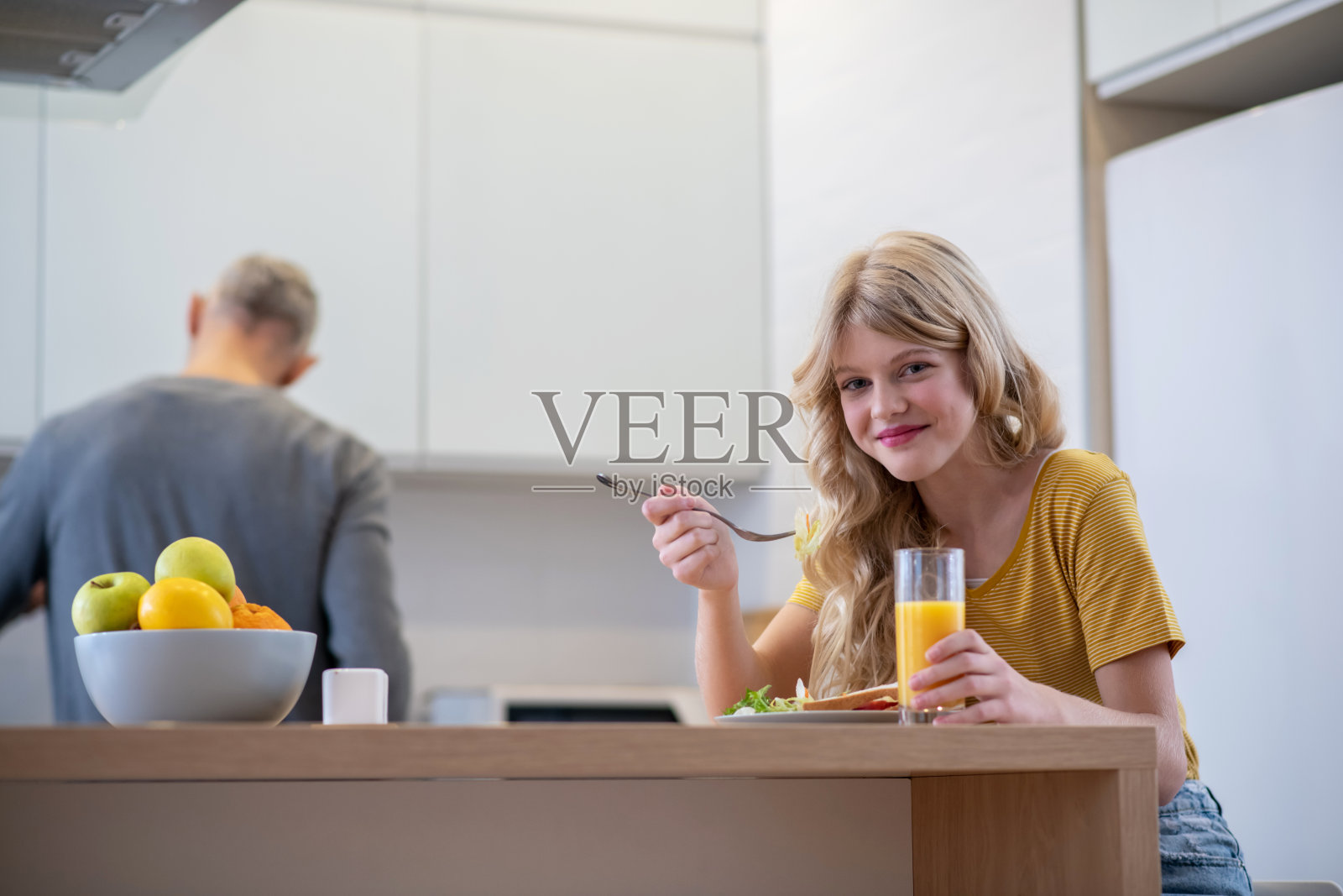 爸爸为他的女儿做早餐照片摄影图片