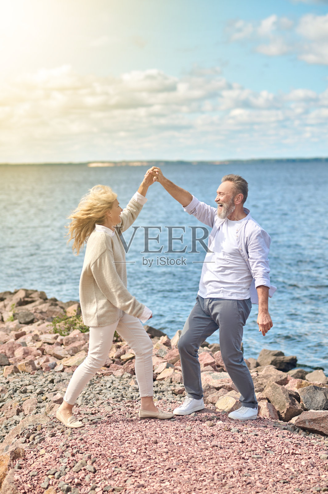男人和女人手牵手，对面照片摄影图片