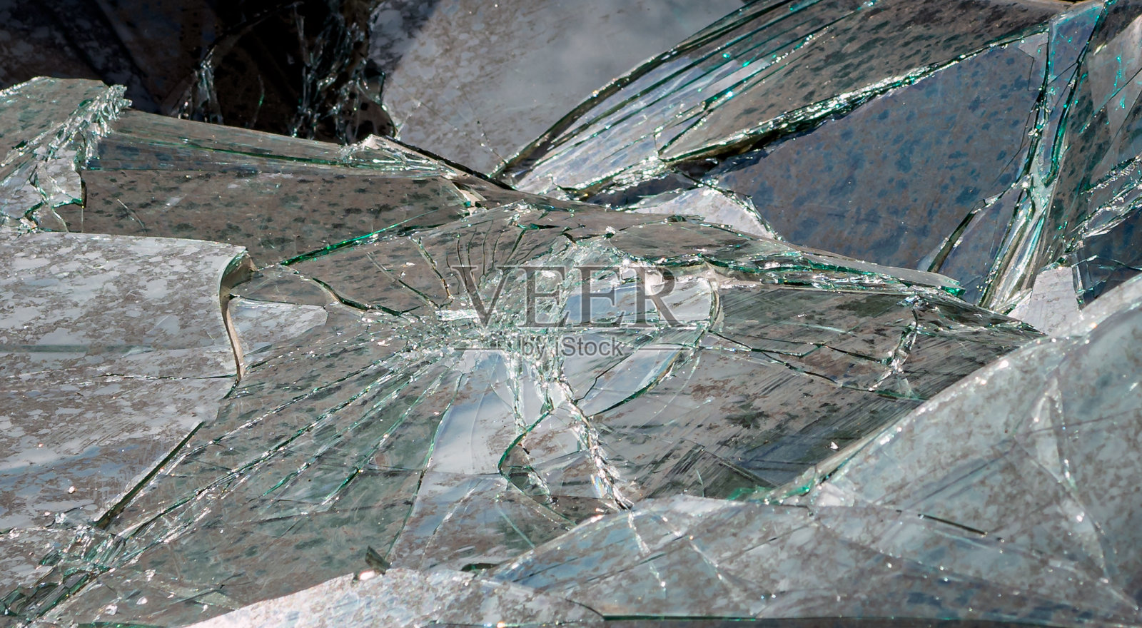 在街上，汽车的挡风玻璃被打碎了照片摄影图片