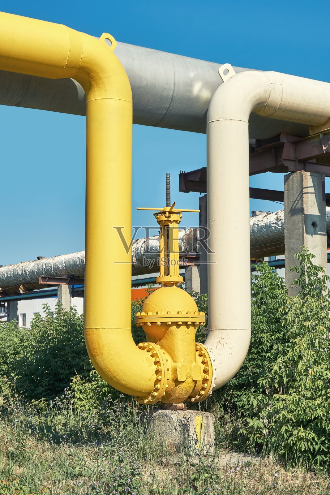 带有法兰和杠杆的大型水关闭阀照片摄影图片