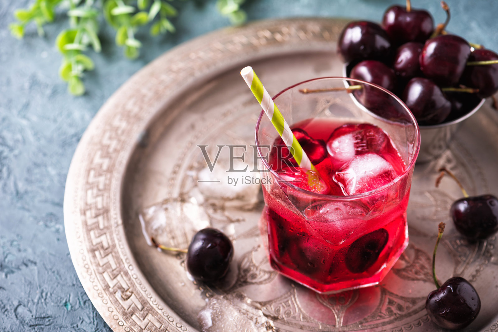 冰镇甜樱桃无酒精饮料照片摄影图片