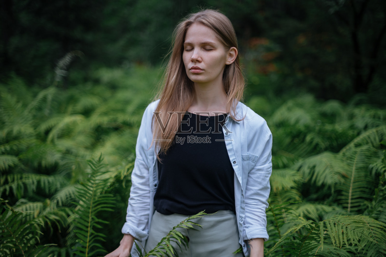 练习冥想和与自然互动。绿林少女照片摄影图片