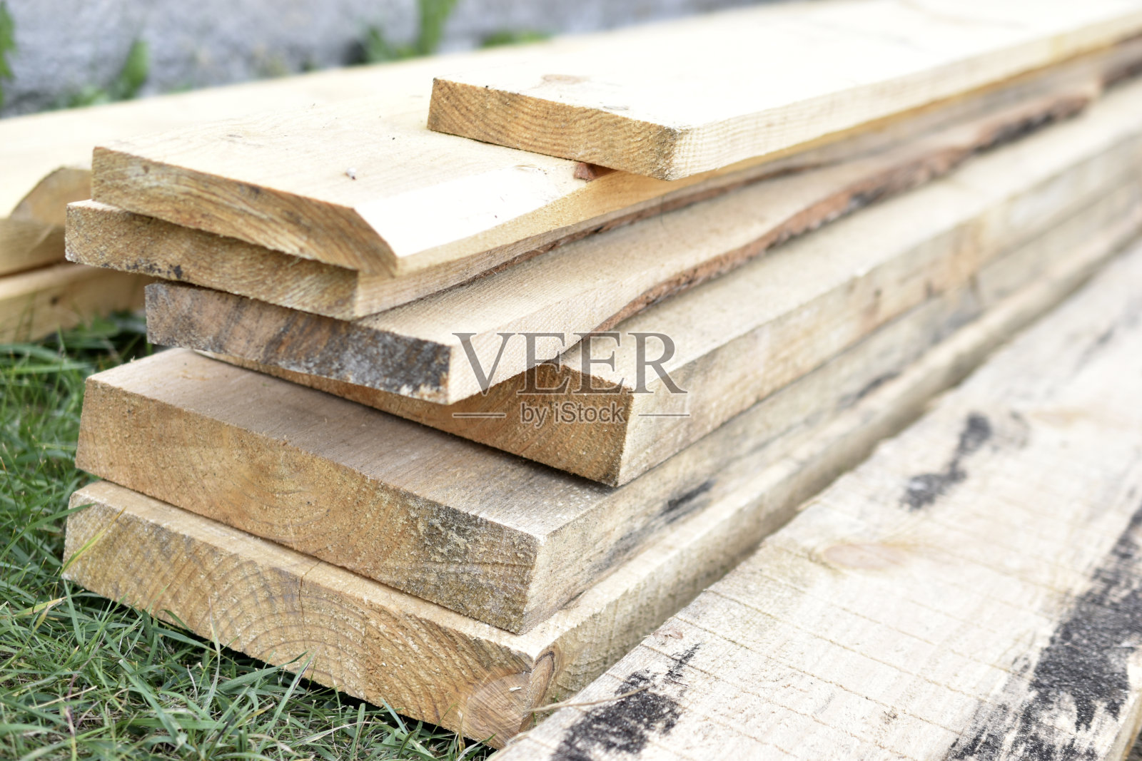 锯木厂的松白色建筑板照片摄影图片