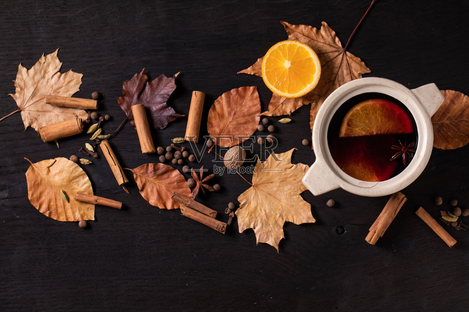 加香料和秋叶的热葡萄酒照片摄影图片