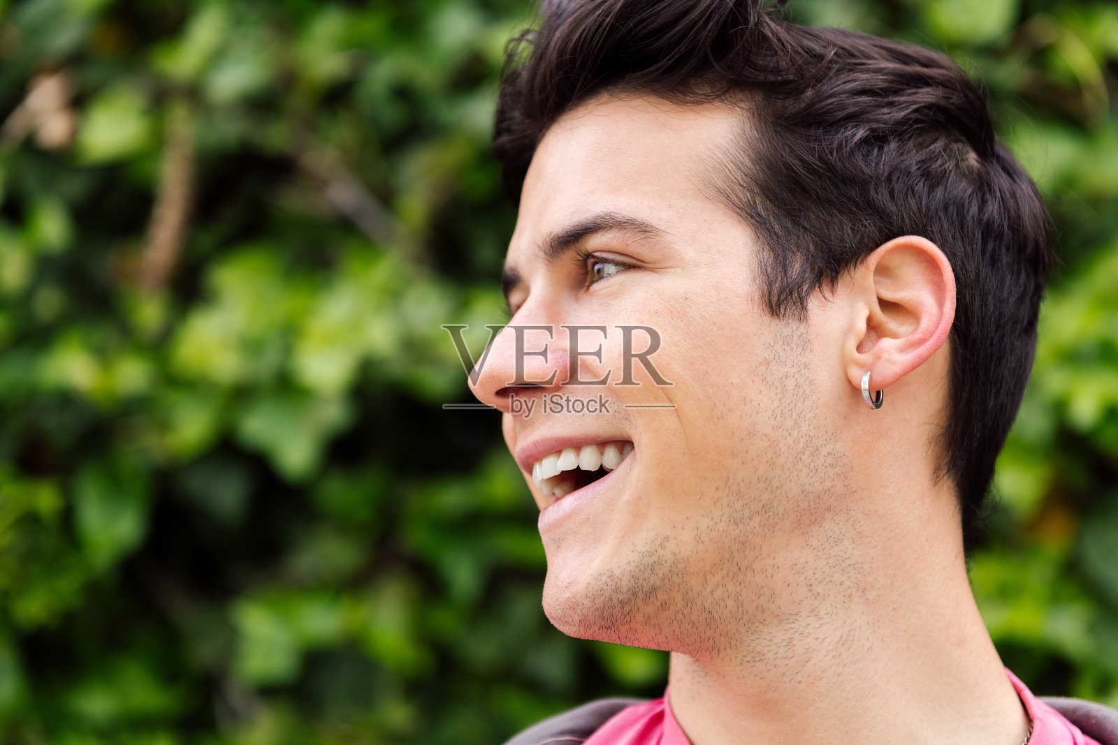 一个微笑着的快乐的年轻人的肖像照片摄影图片