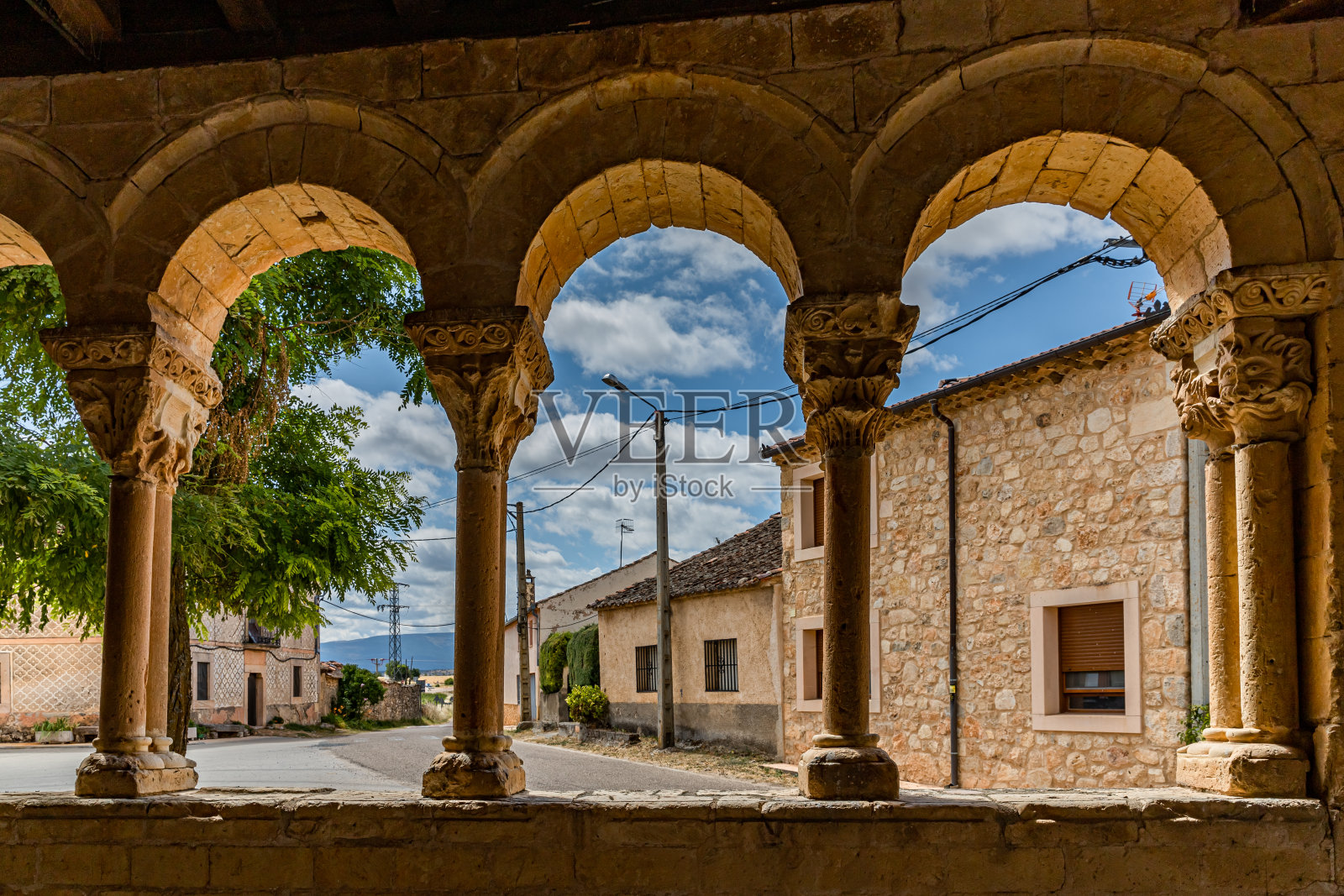 西班牙乡村-从教堂的拱门看到的村庄，西班牙佩奥鲁比奥。照片摄影图片