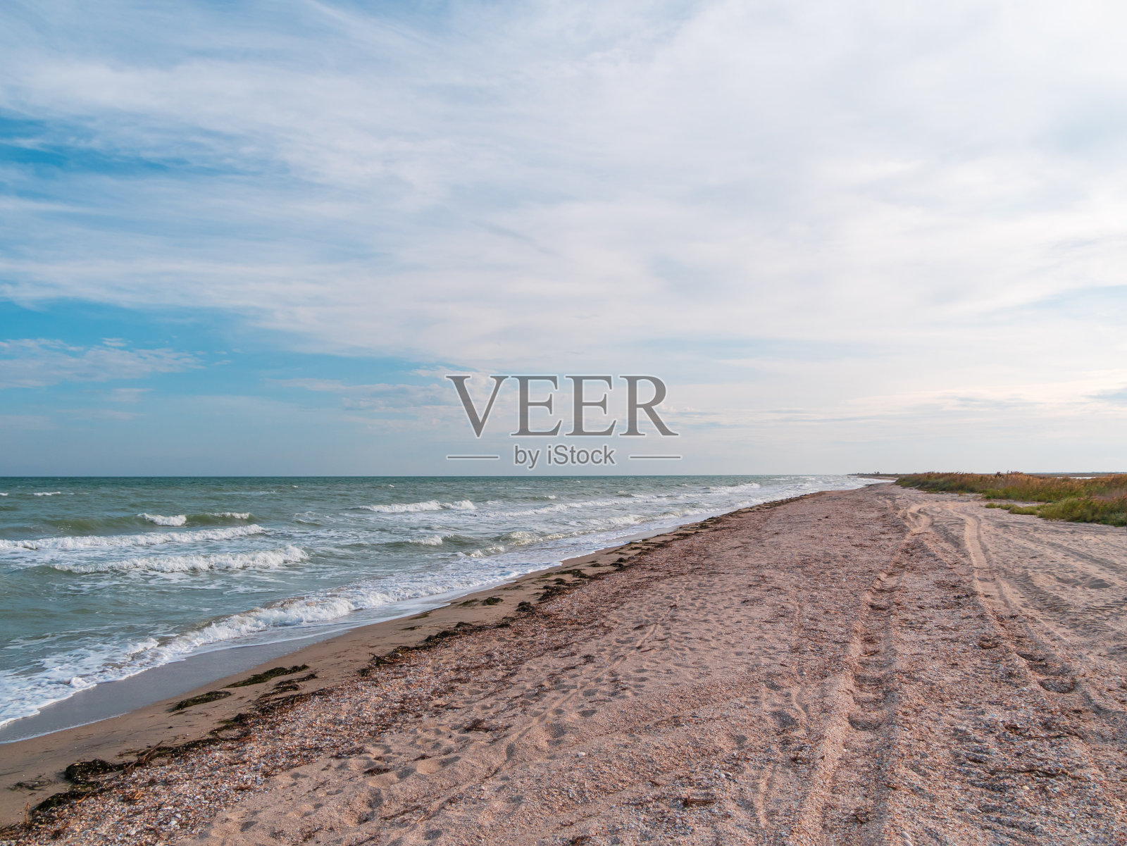 空的海滩与蓝色的海水和天空背景。南方风景山水壁纸，夏日度假季节概念。照片摄影图片