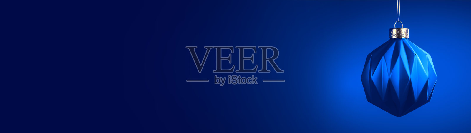 马特皇家蓝色圣诞球挂在绳子上。照片摄影图片