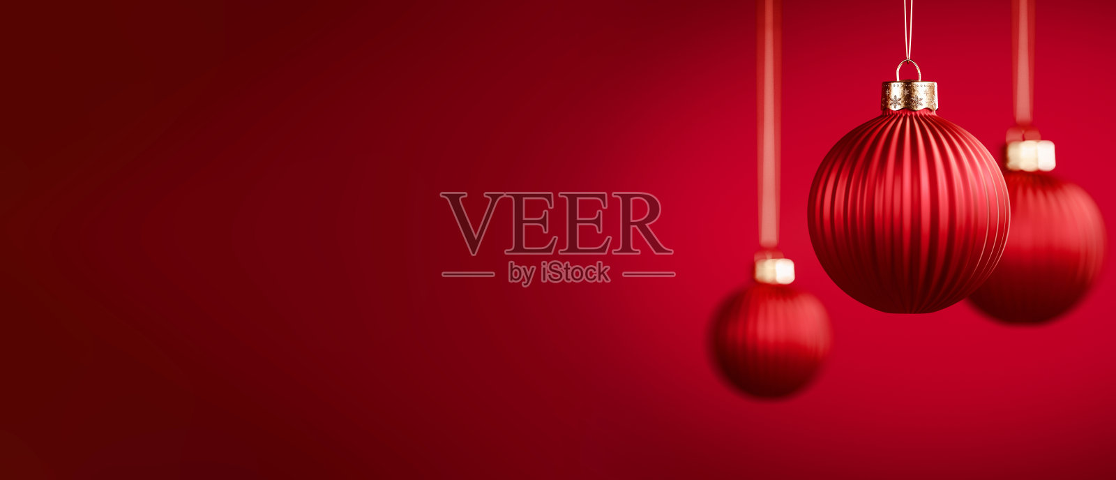 三个垂直条纹的红色圣诞球。照片摄影图片