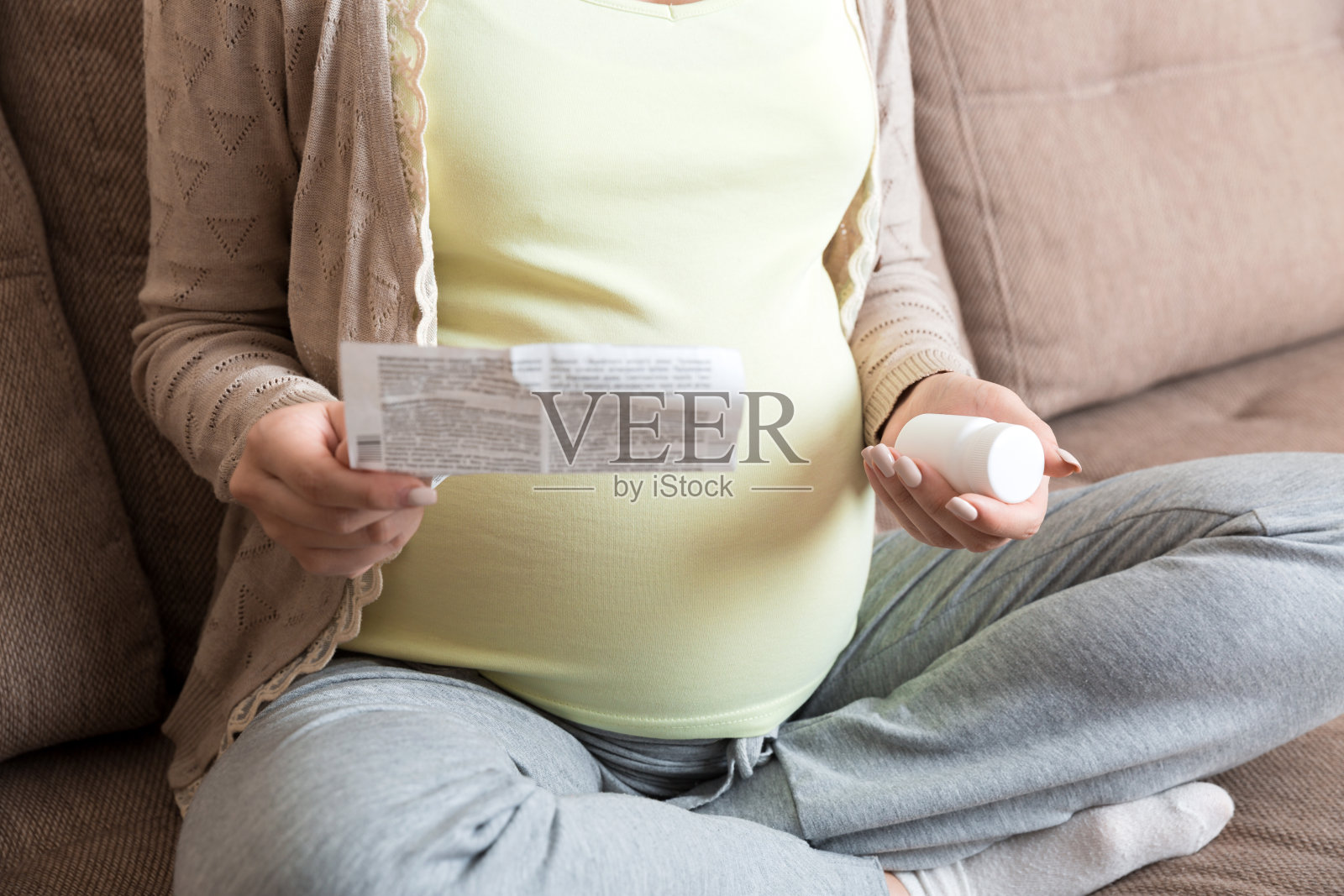 孕妇阅读处方药说明书，保健概念，孕期用药照片摄影图片