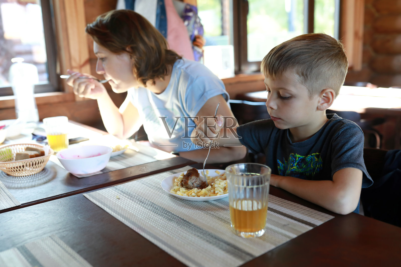 妈妈和儿子一起吃午饭照片摄影图片