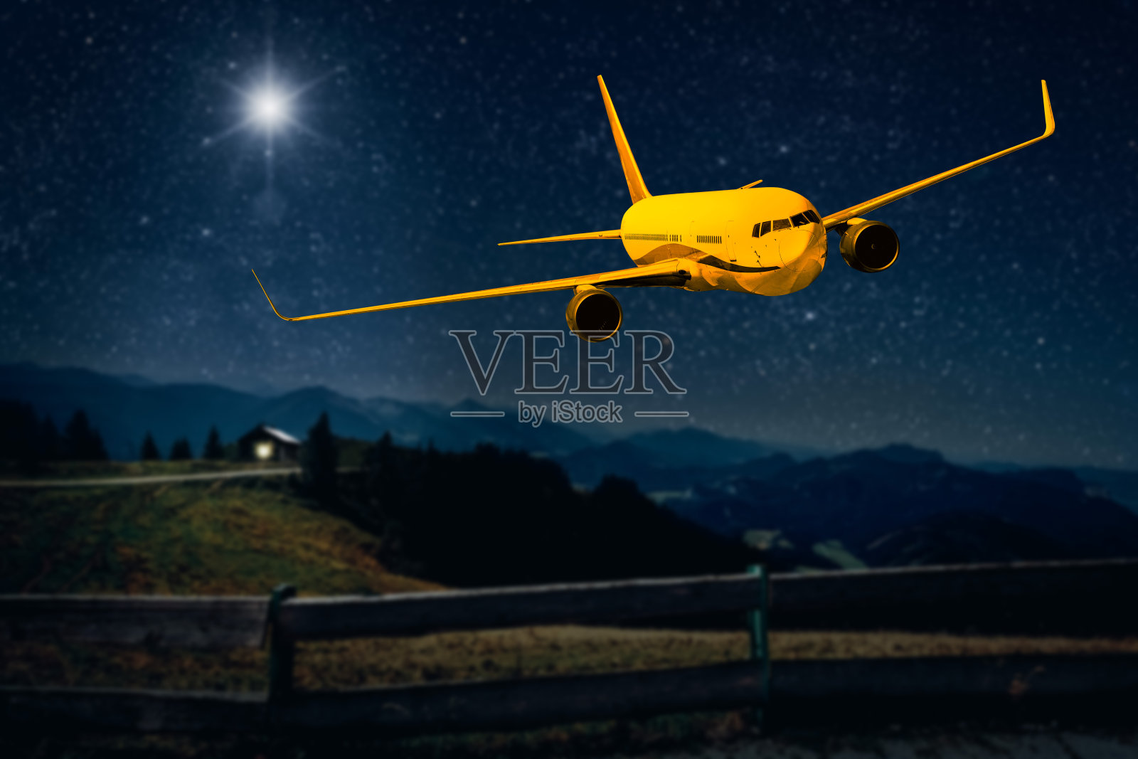 耶稣基督圣诞节的马槽上星光闪耀。照片摄影图片