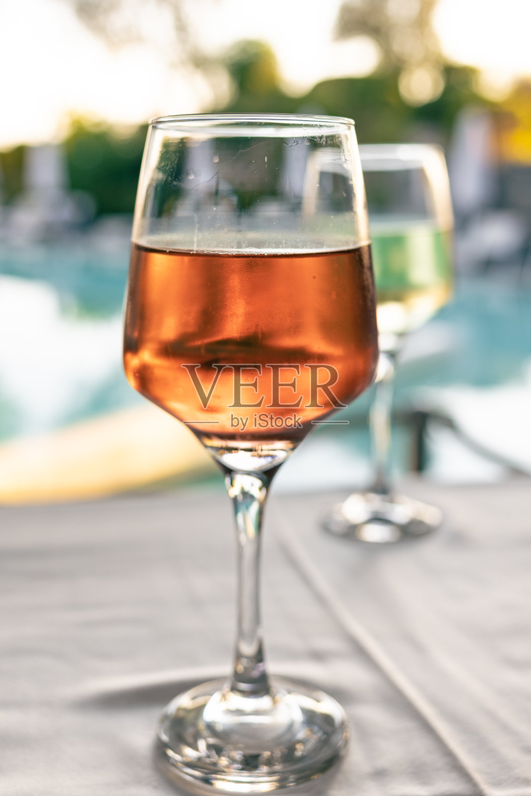 一杯玫瑰酒照片摄影图片