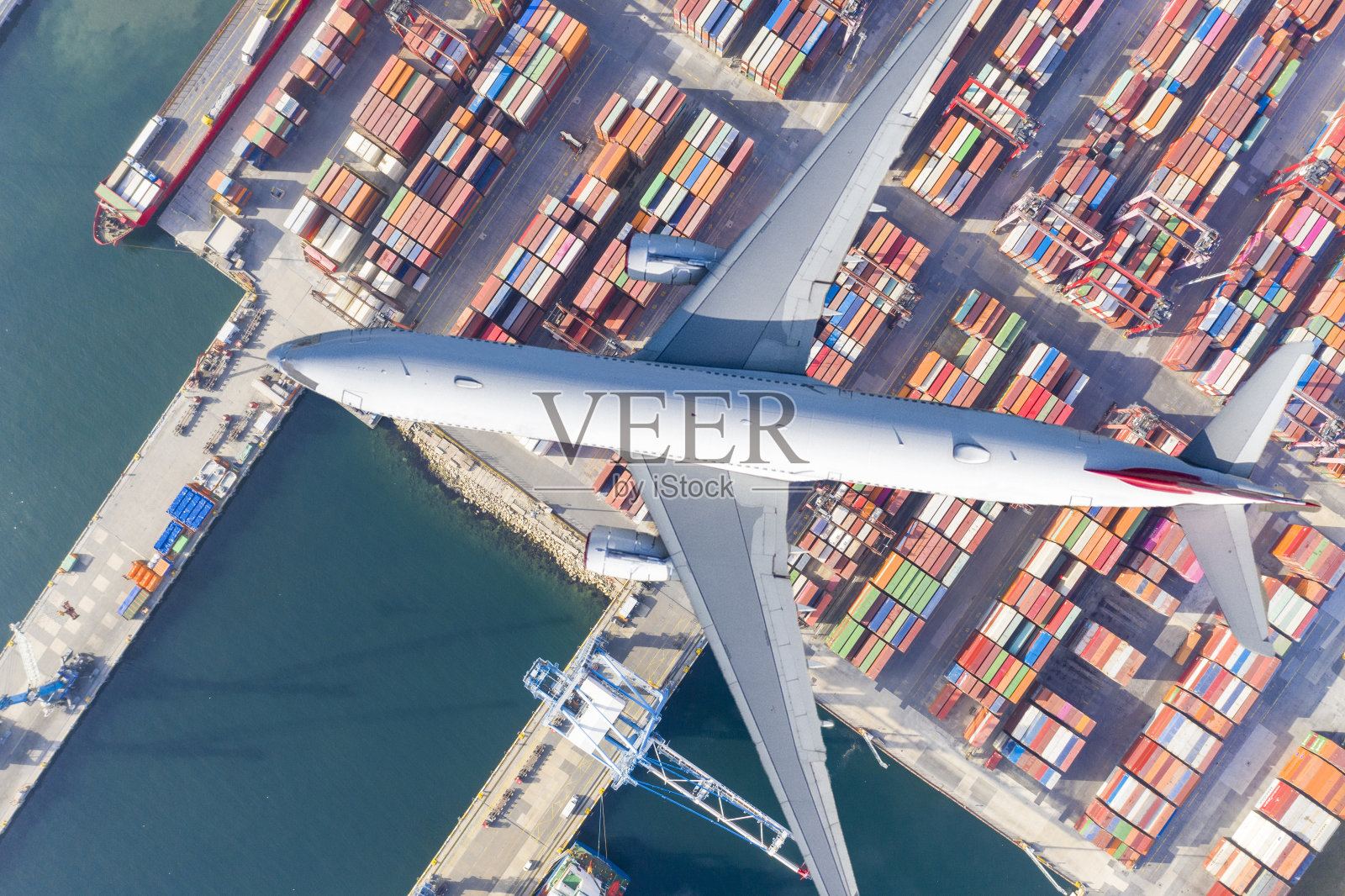 集装箱船舶和运输飞机在进出口业务和物流国际货物。照片摄影图片