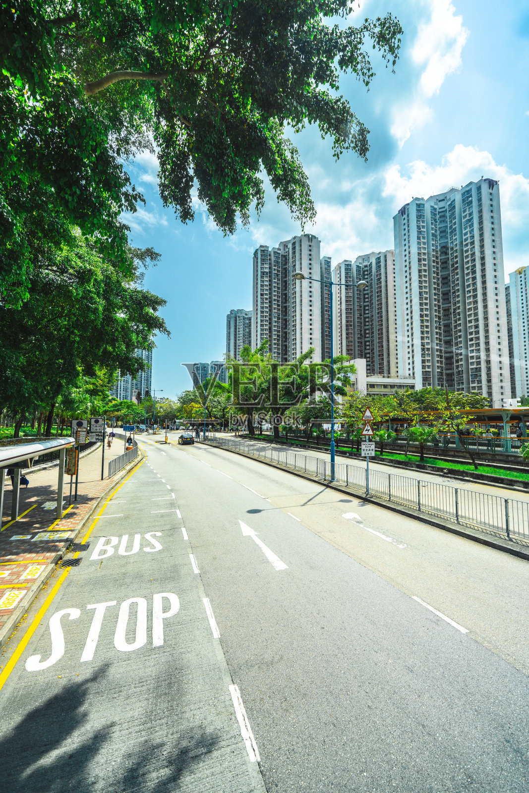 香港城市前的柏油路照片摄影图片