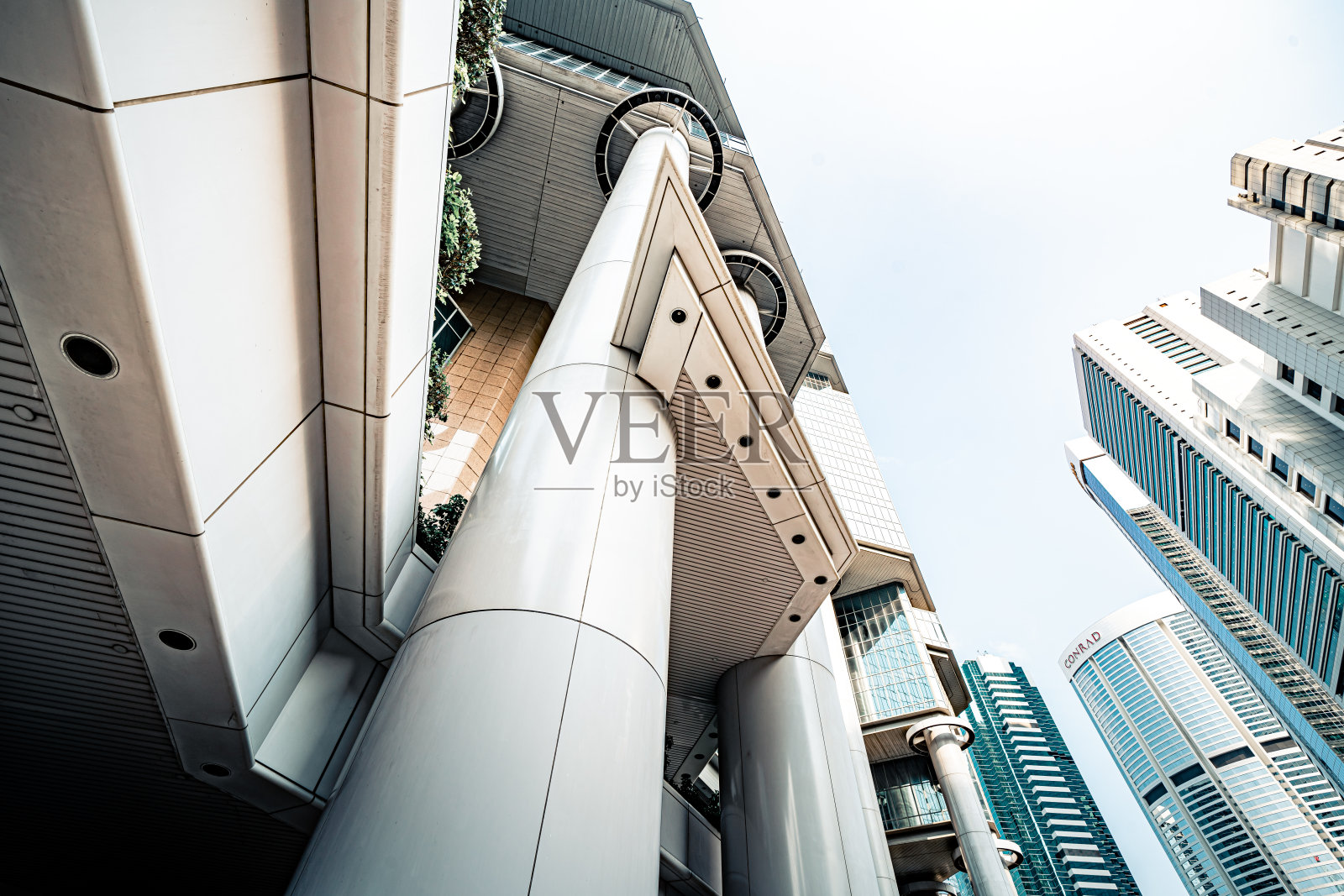 香港的现代摩天大楼，在玻璃幕墙的高层办公大楼上的倒影照片摄影图片