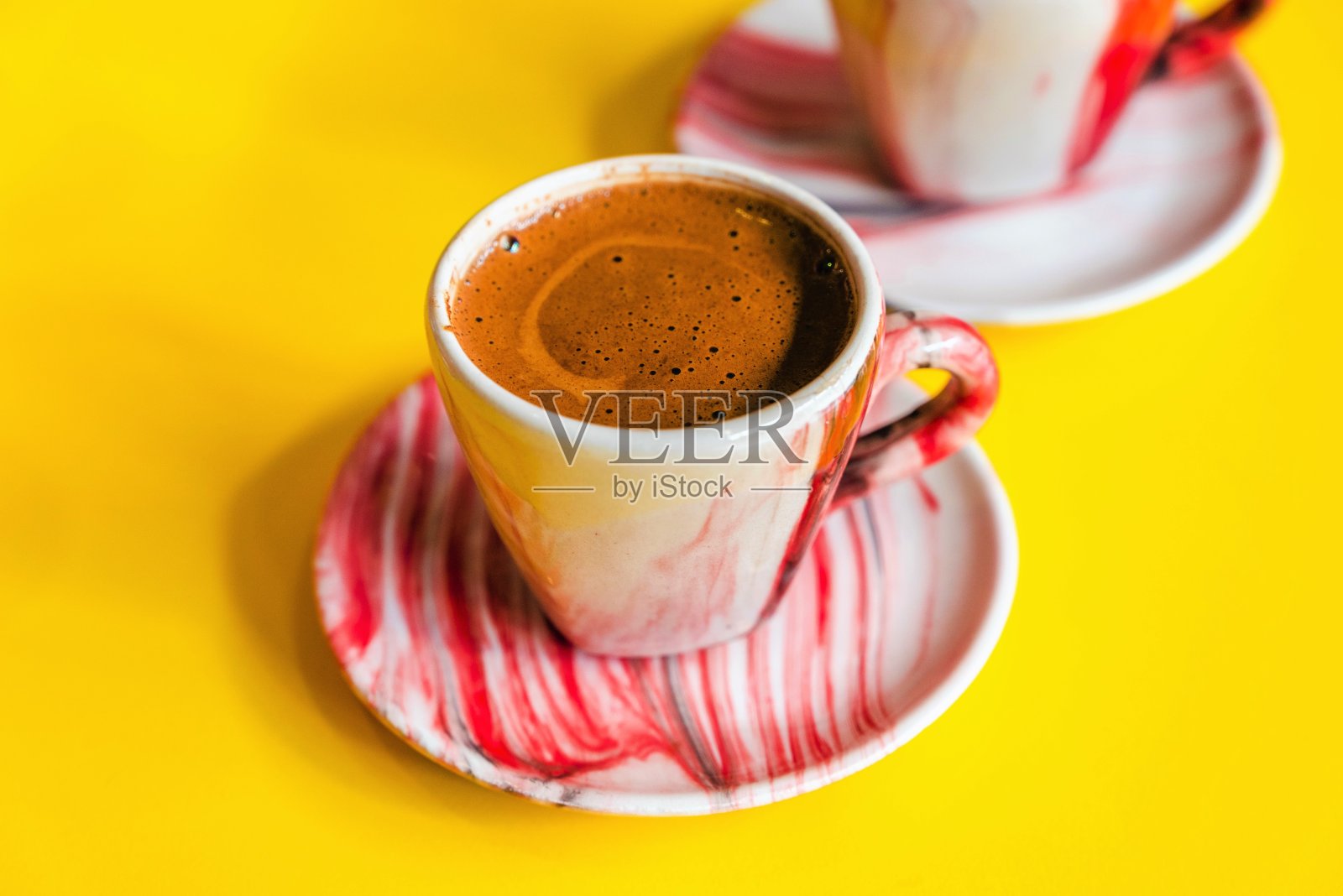 一杯黄色背景的土耳其咖啡照片摄影图片