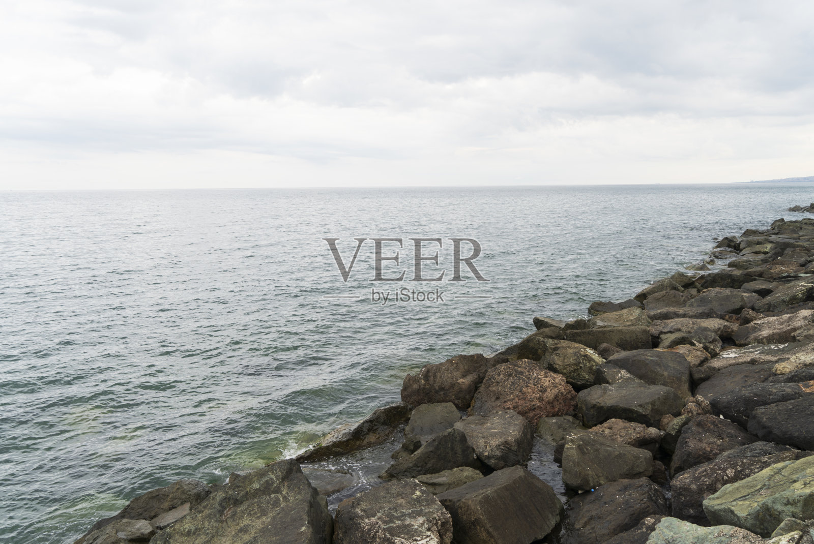 天空映衬下的海景照片摄影图片