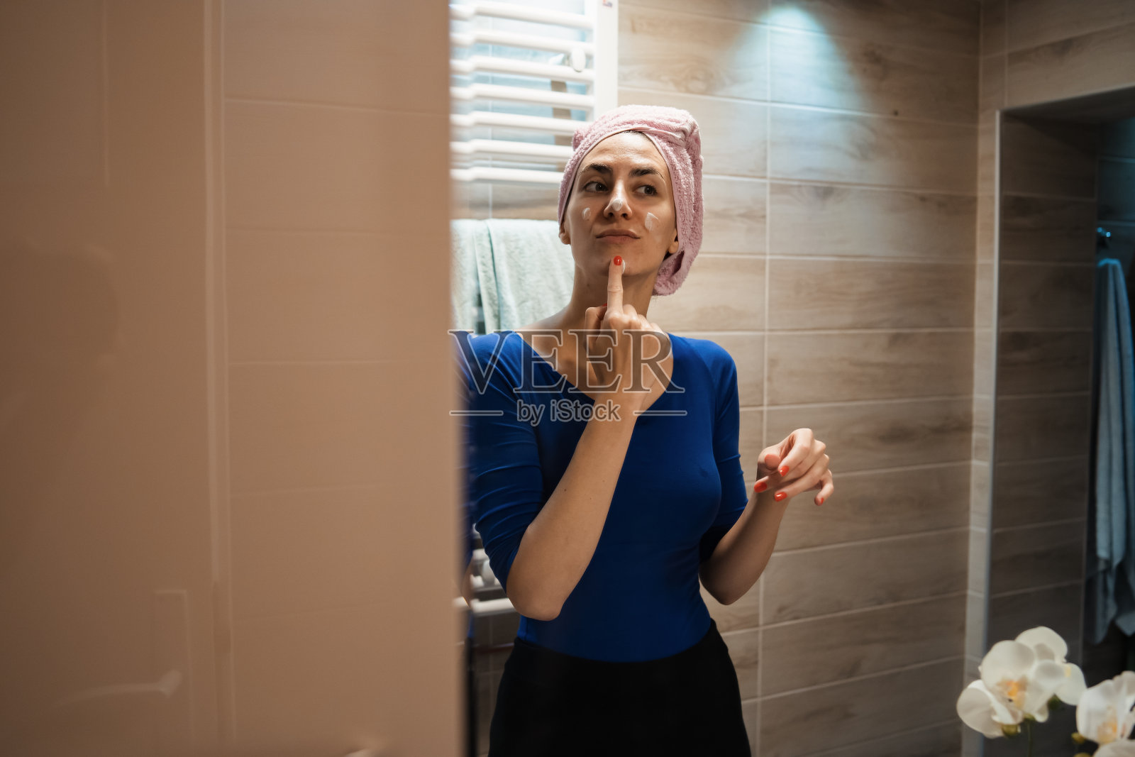 焕发光彩的肌肤始于正确的护肤习惯照片摄影图片