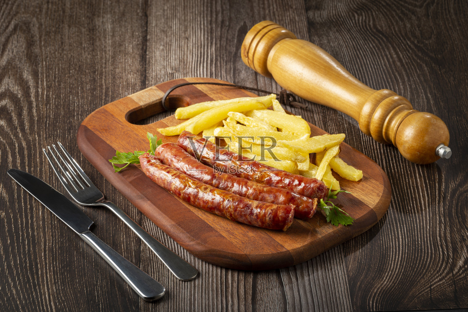 烤德国香肠配炸薯条。照片摄影图片