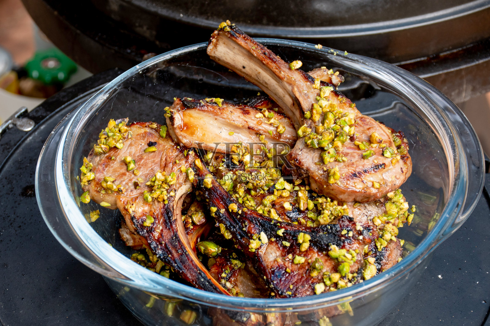 羊排与开心果烧烤板。后院烧烤烹饪。澳洲国庆日庆祝活动照片摄影图片