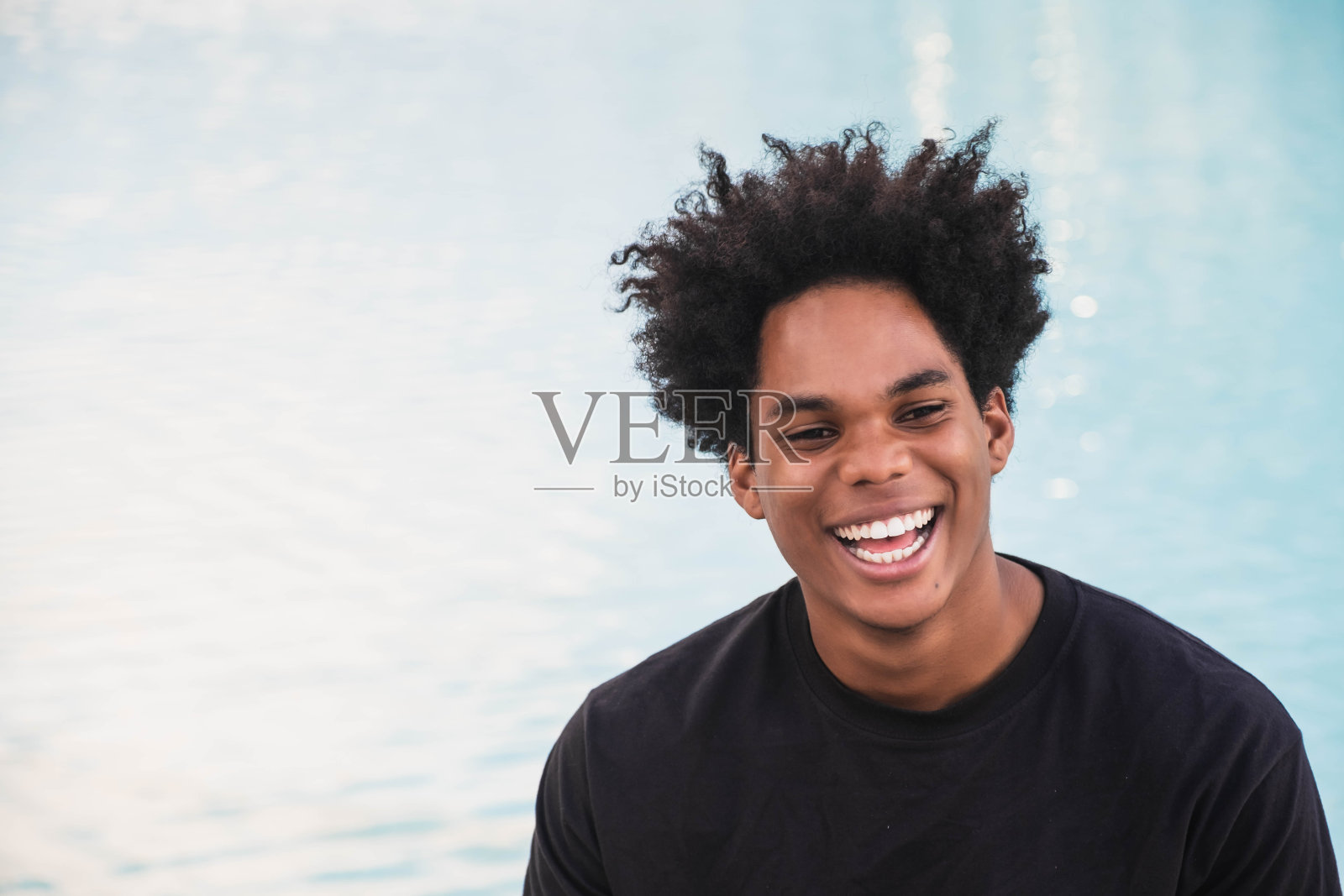 年轻的非裔美国男孩，带着快乐的表情照片摄影图片